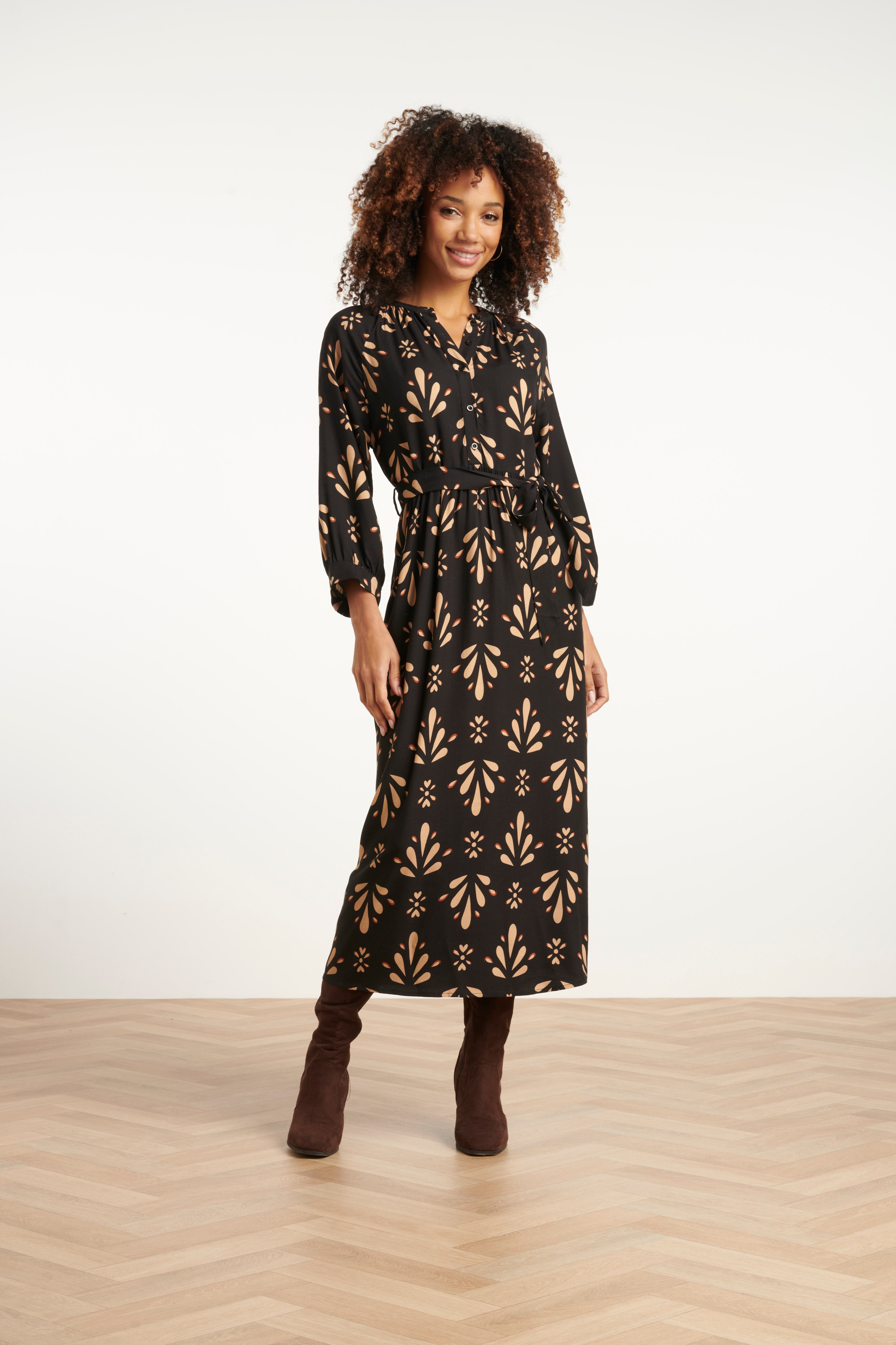 25599 OrnamEnt GeprInt Maxi Jurk in Zwart en Camel | Black - Camel