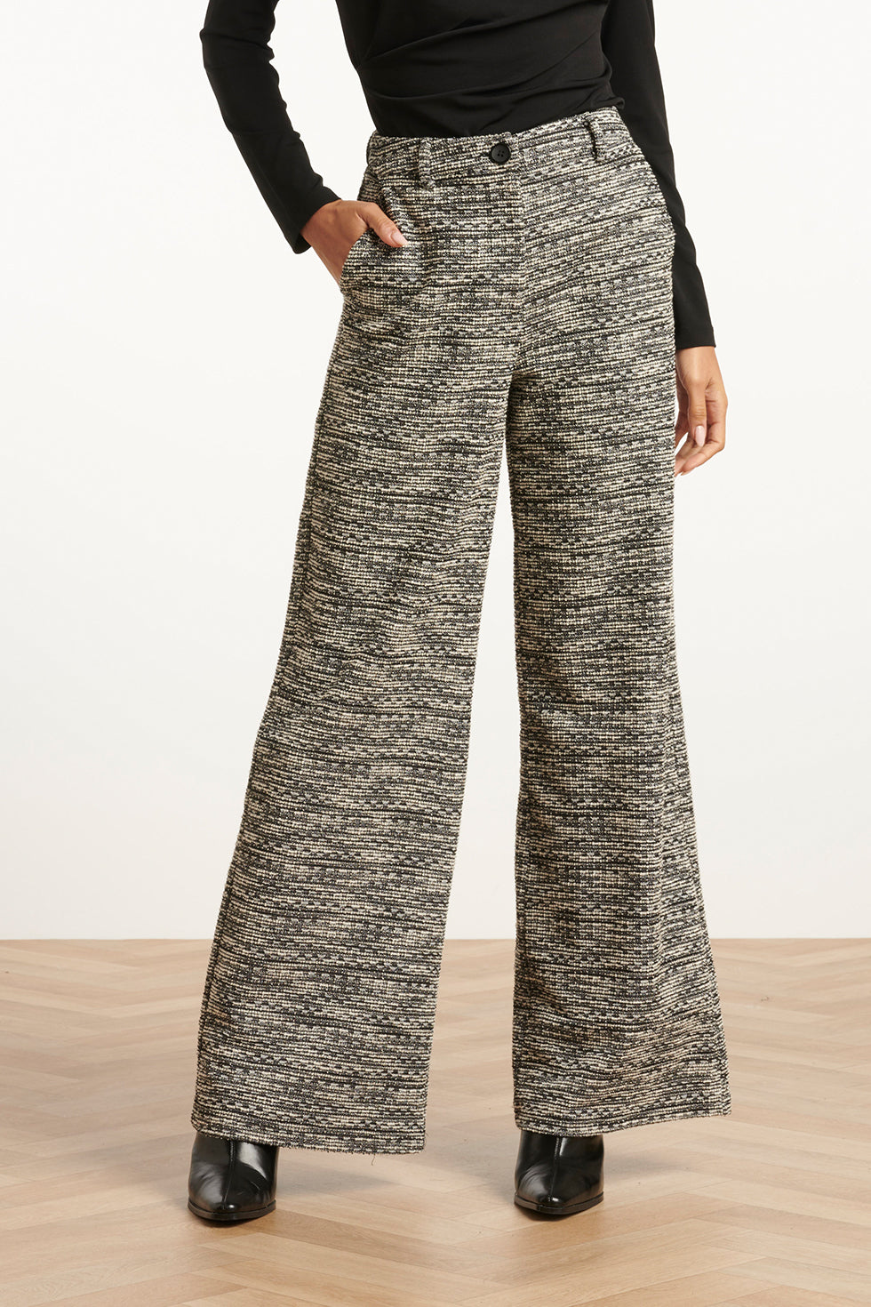 25606 Losvallende Zwart wit broek met Wijde Pijpen en Tweedlook Stof | Black White