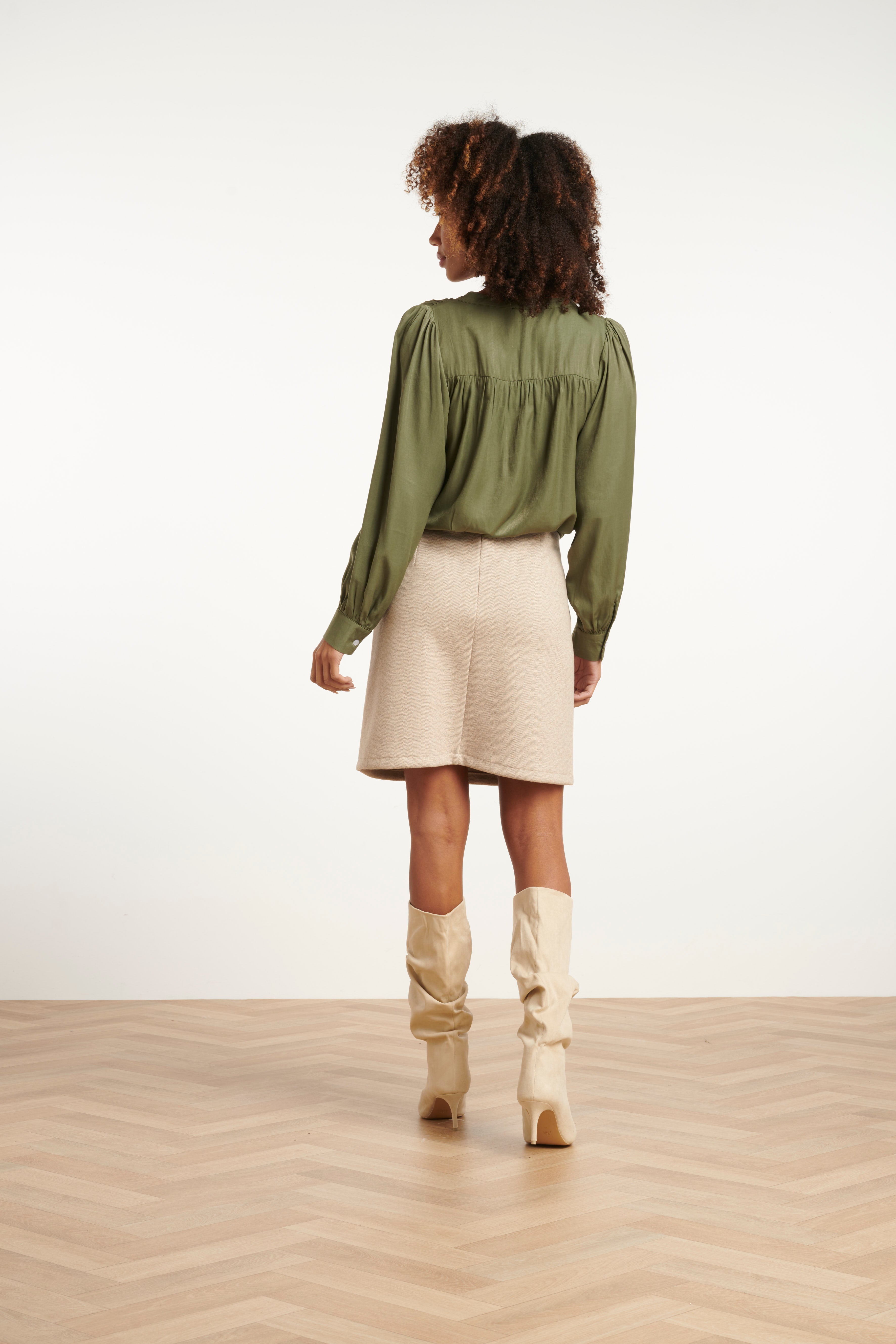 25611 Dameslosvallende Korte Top | Army