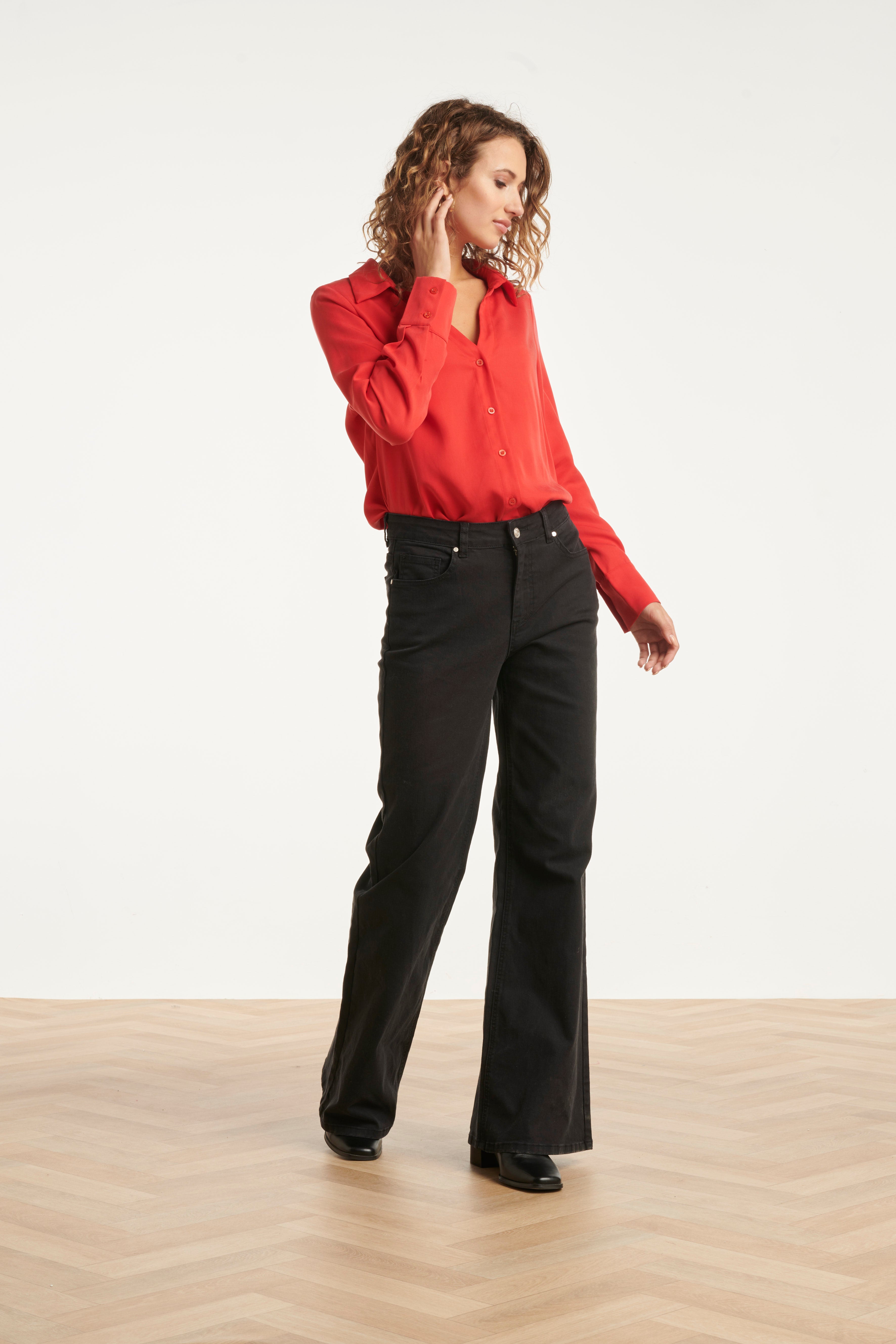 25613 Doorknoopshirt Met V Hals & Kraag | Red