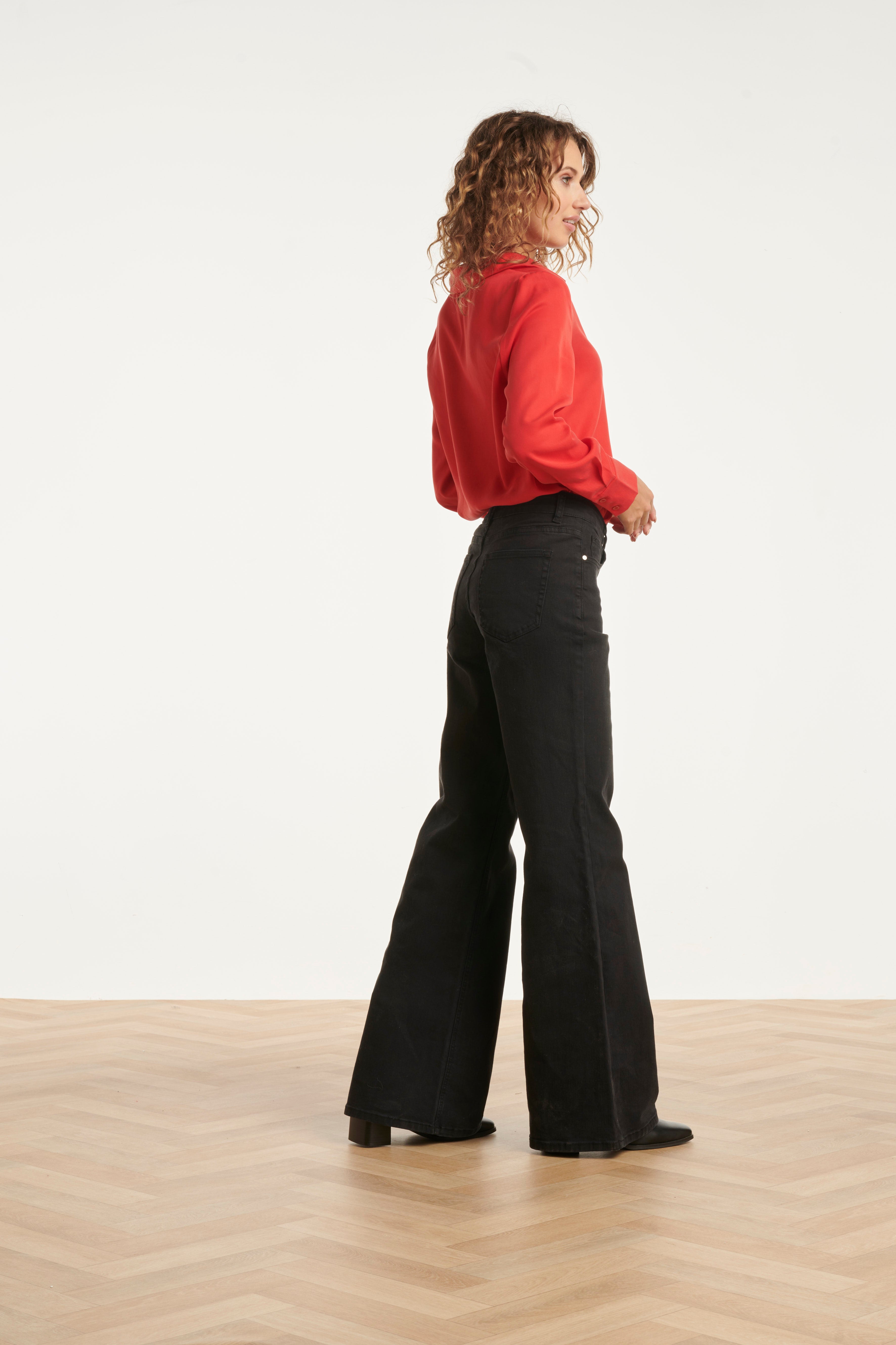 25613 Doorknoopshirt Met V Hals & Kraag | Red