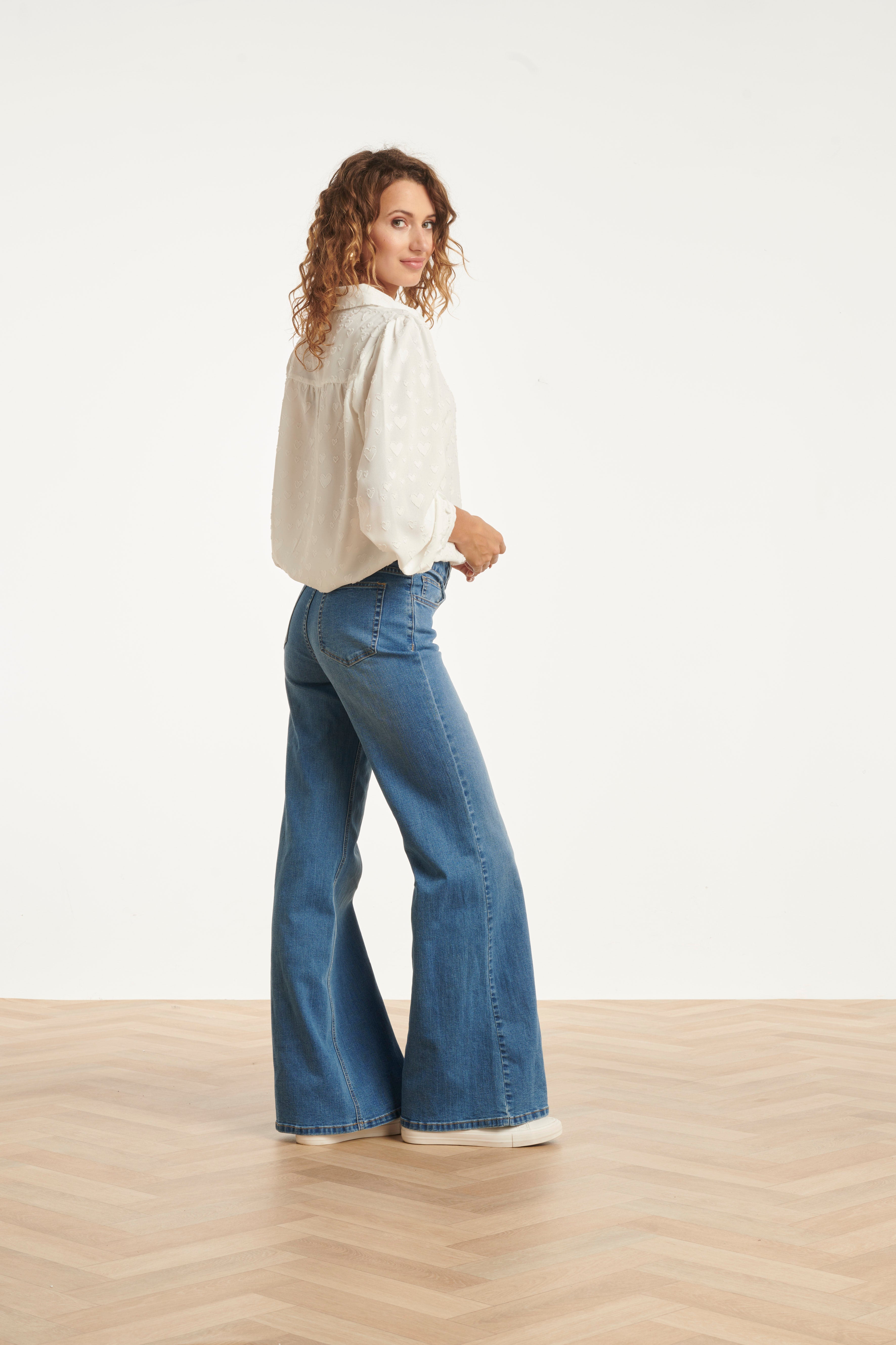 25623 Damesblouse Met Hartjesmotief Lange Pofmouwen | White