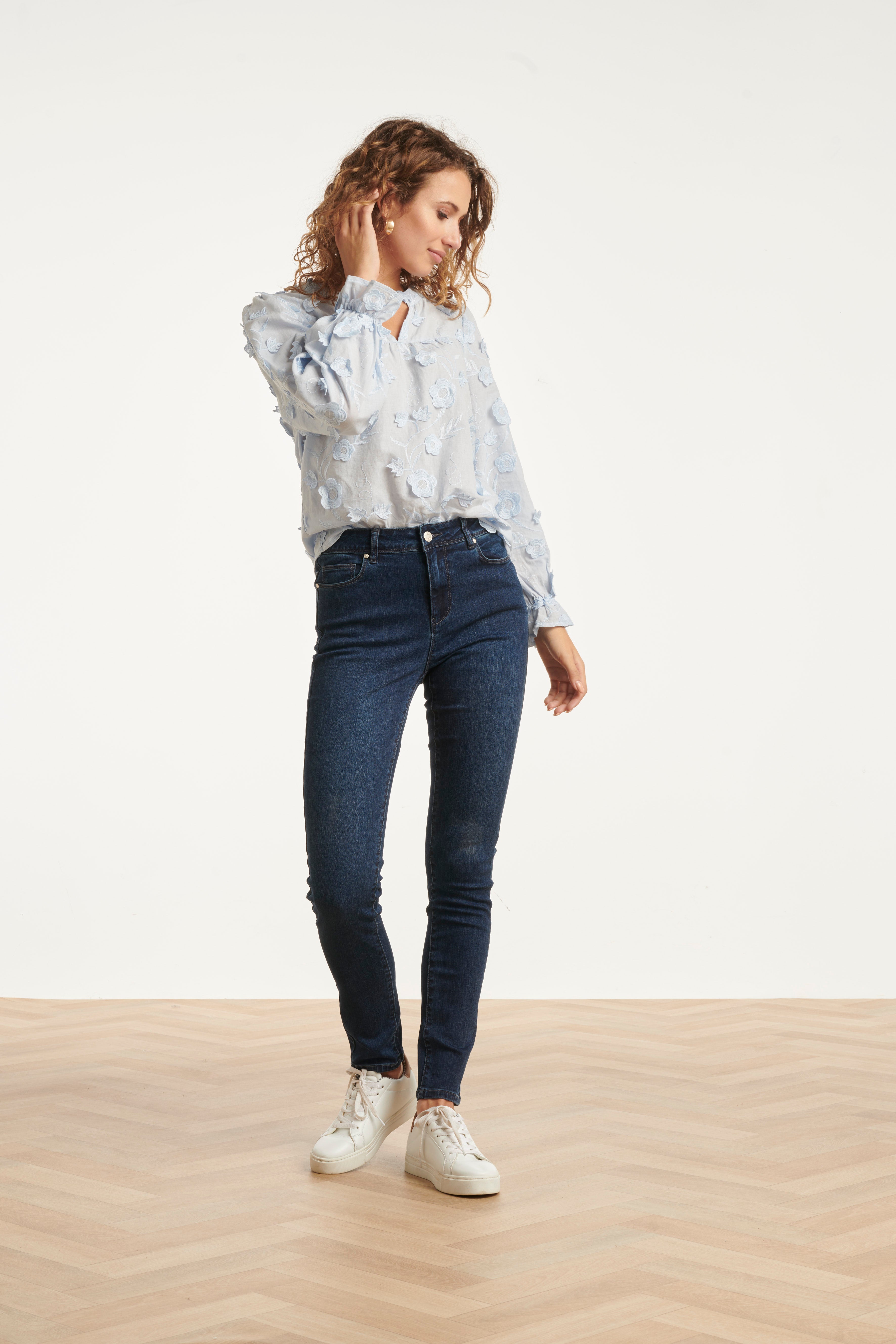 25624 Smashed Lemon Dames3d Bloemenprint Top met V Hals | Light Blue