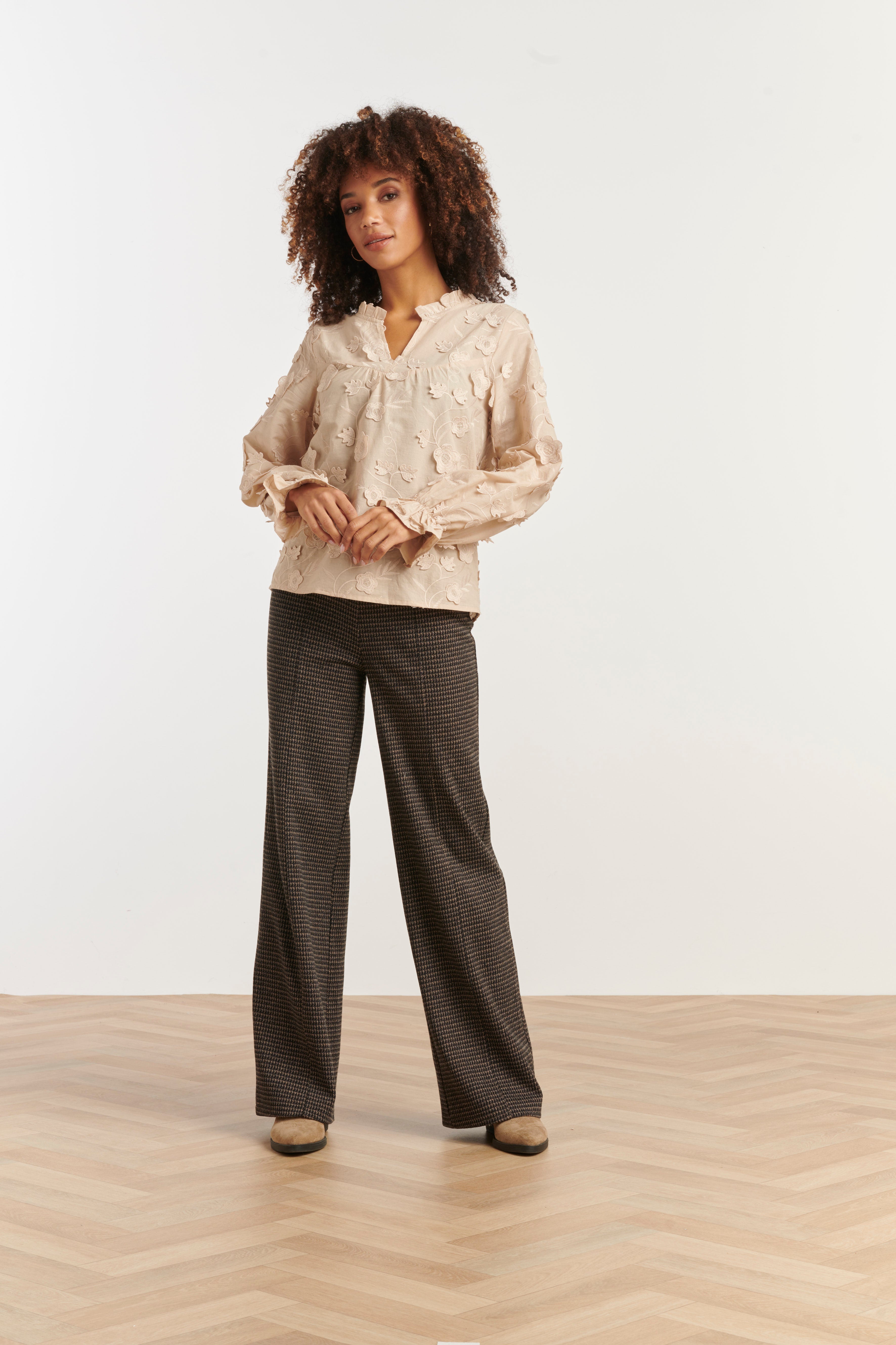 25624 Smashed Lemon Dames3d Bloemenprint Top met V Hals | Sand