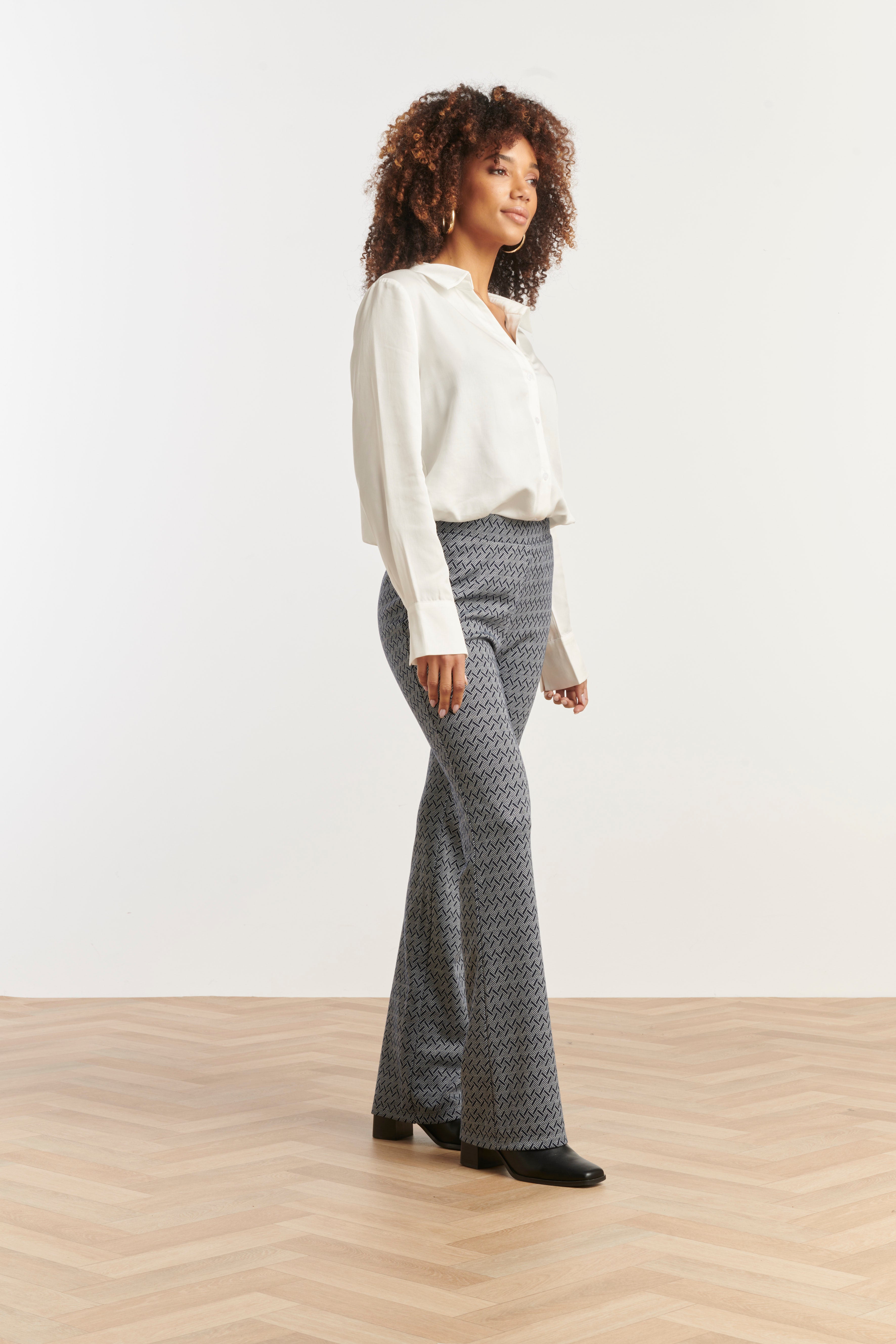 25640 Navy en Witte Geometrische Broek | Black White