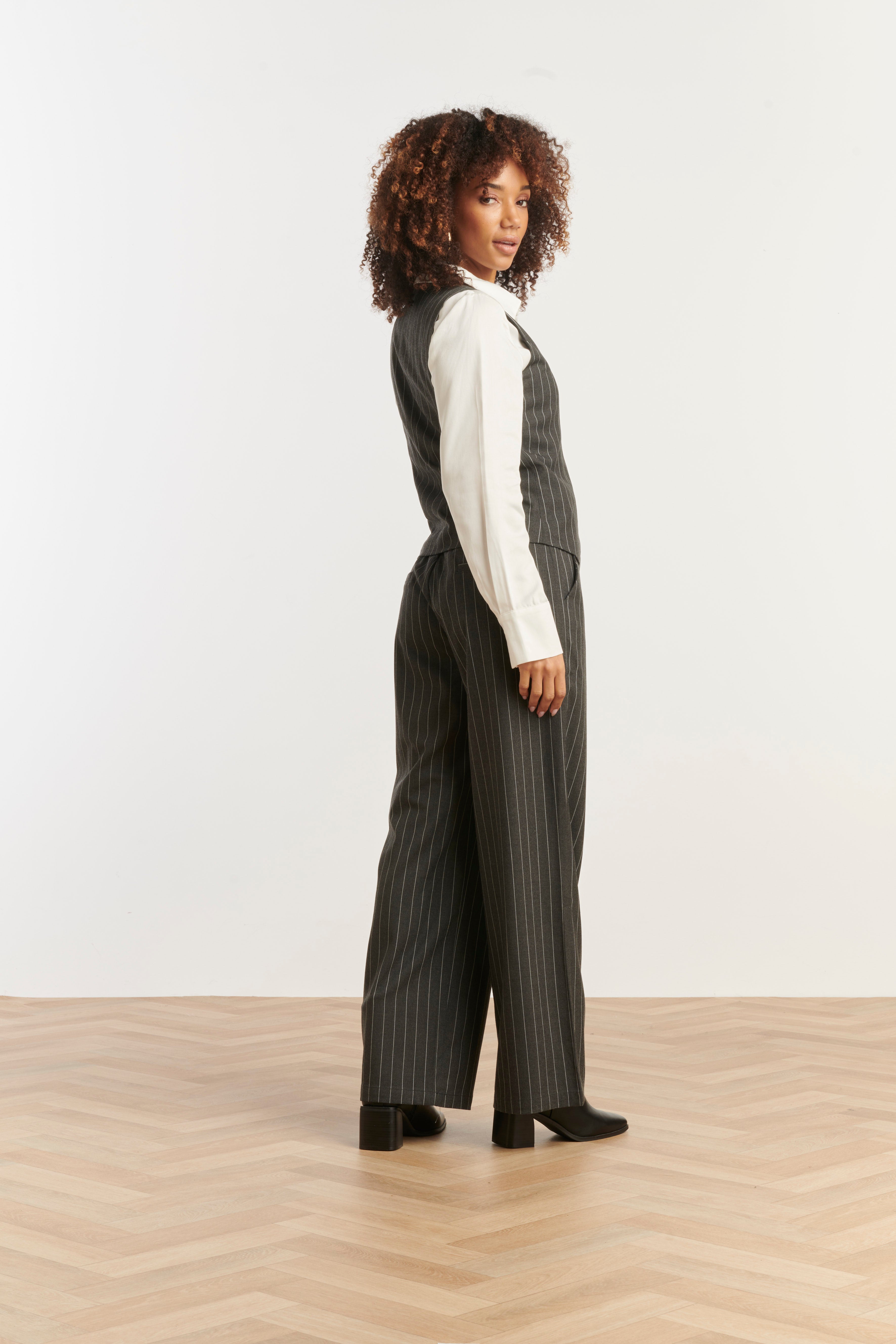 25644 Modieus En Getailleerd Grijs En Wit Pinstriped Gilet | Grey - White