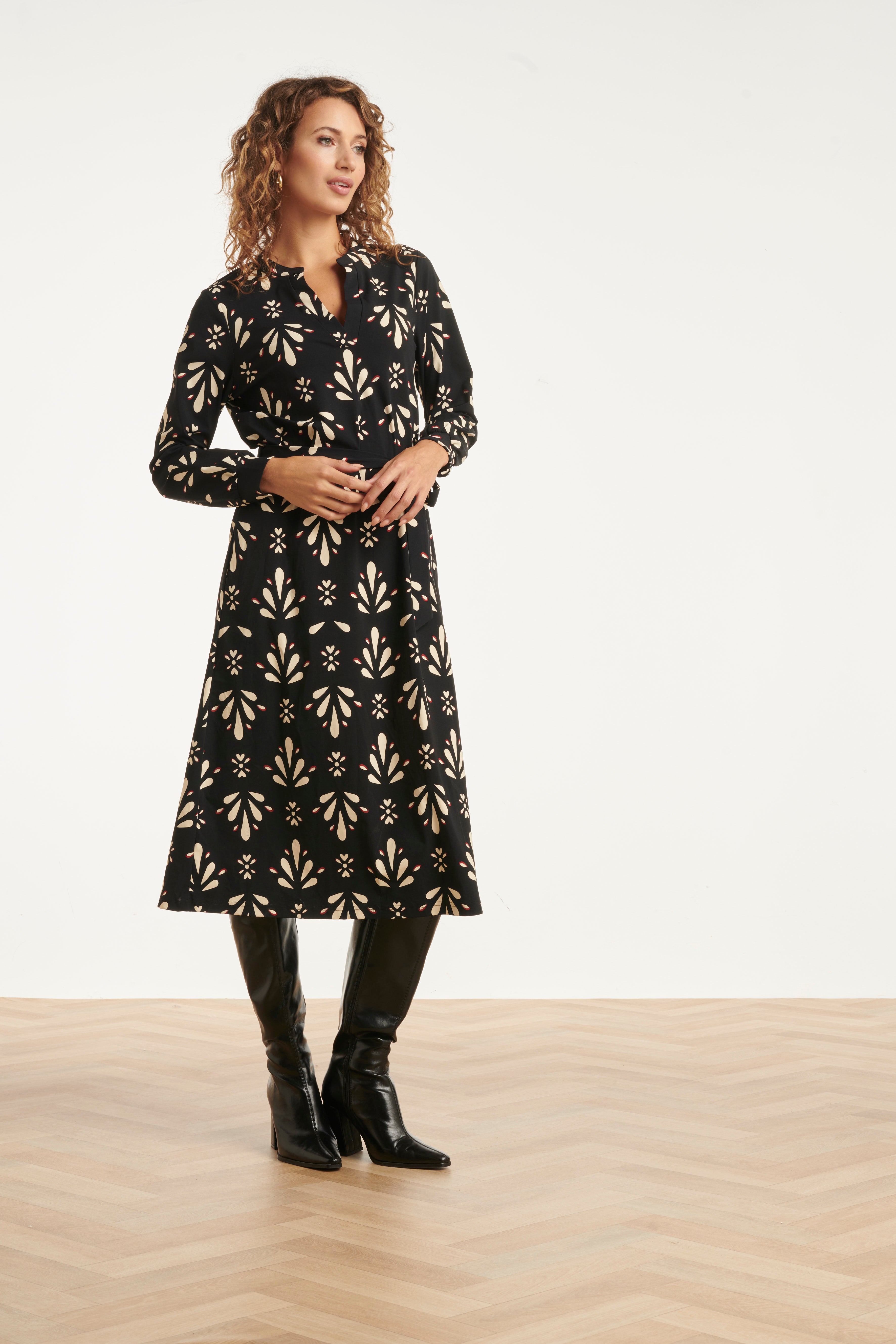 25656 OrnamEntal Geprint Zwart en Wit Travel Jurk | Black - Off White