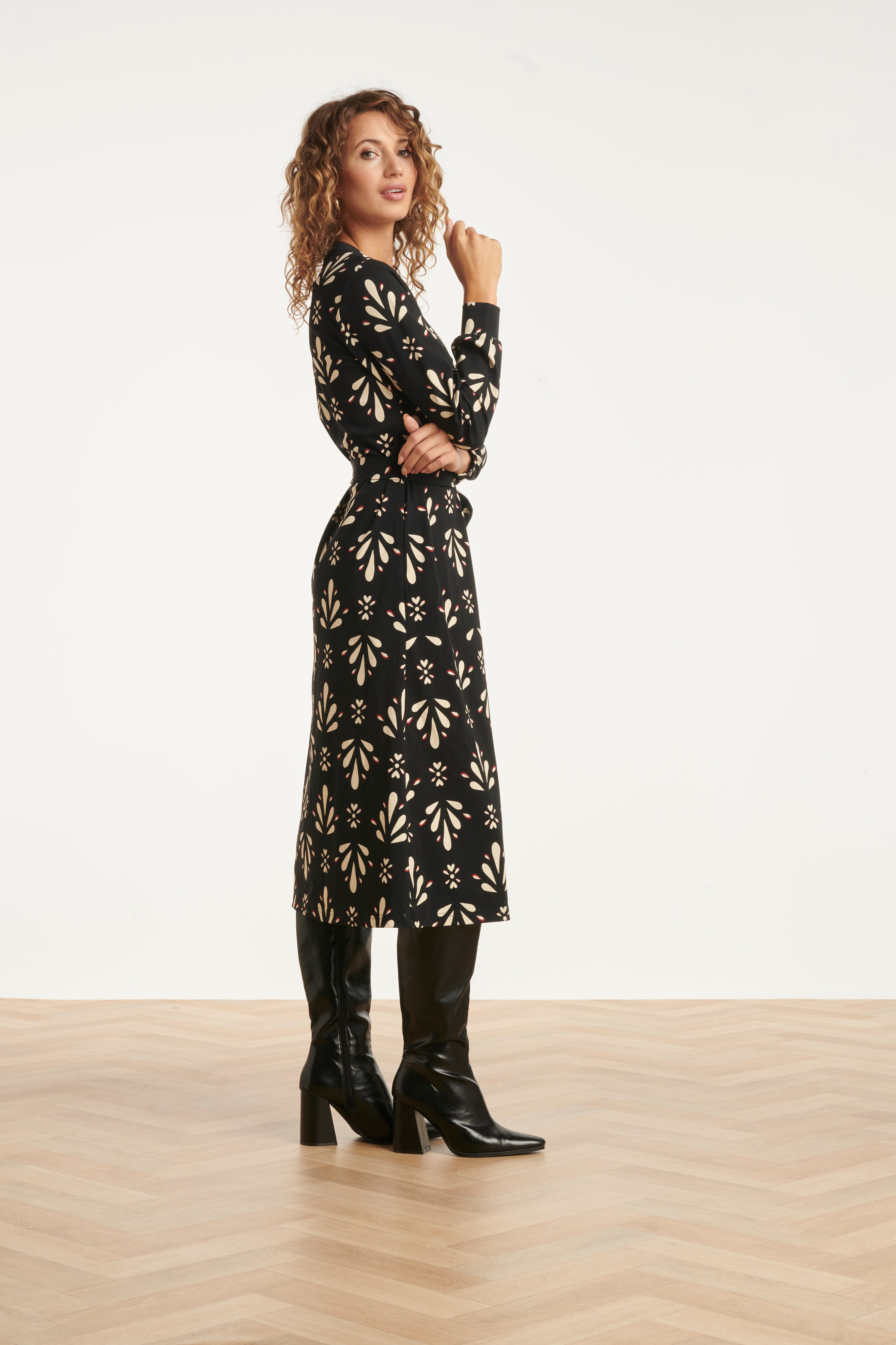 25656 OrnamEntal Geprint Zwart en Wit Travel Jurk | Black - Off White