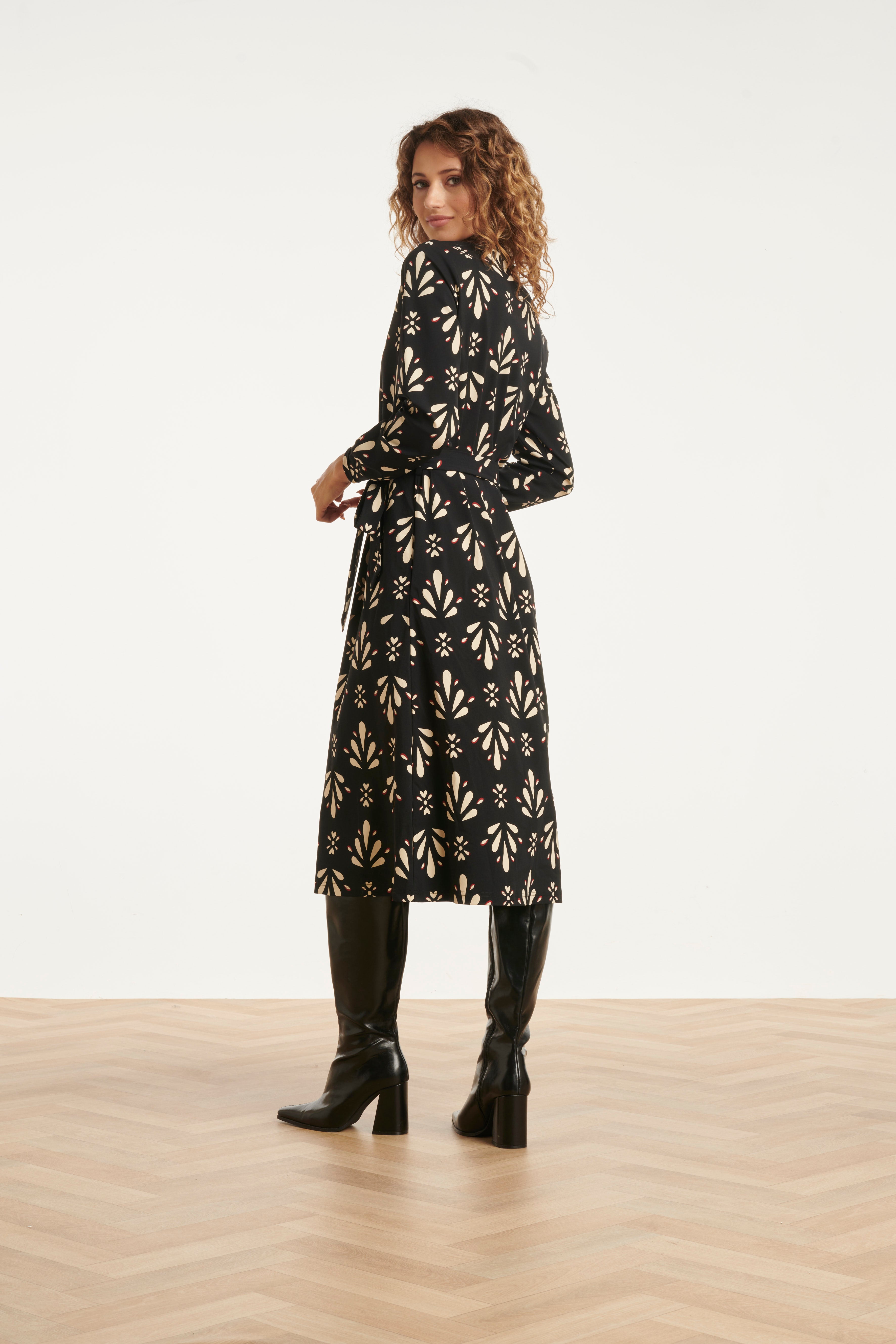 25656 OrnamEntal Geprint Zwart en Wit Travel Jurk | Black - Off White