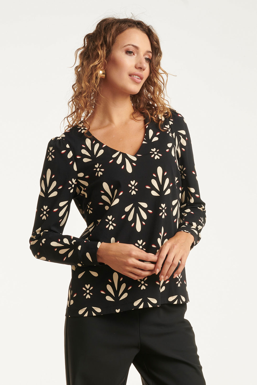 25661 Zwart En Wit Getailleerde Top Met Ornamentaal PrInt in Travelkwaliteit | Black - Off White