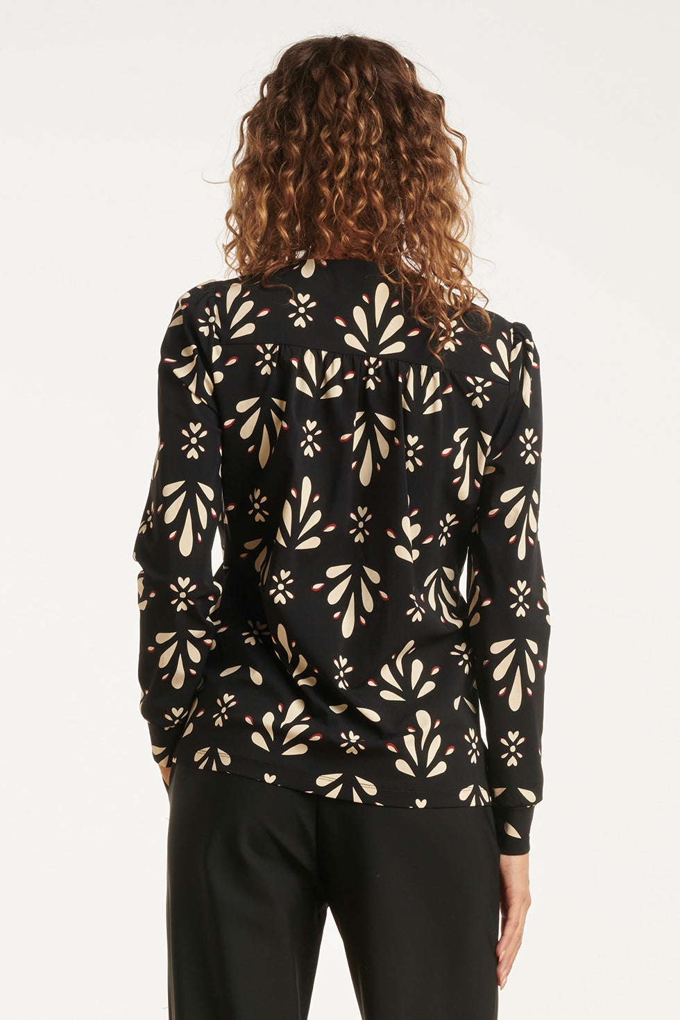 25661 Zwart En Wit Getailleerde Top Met Ornamentaal PrInt in Travelkwaliteit | Black - Off White