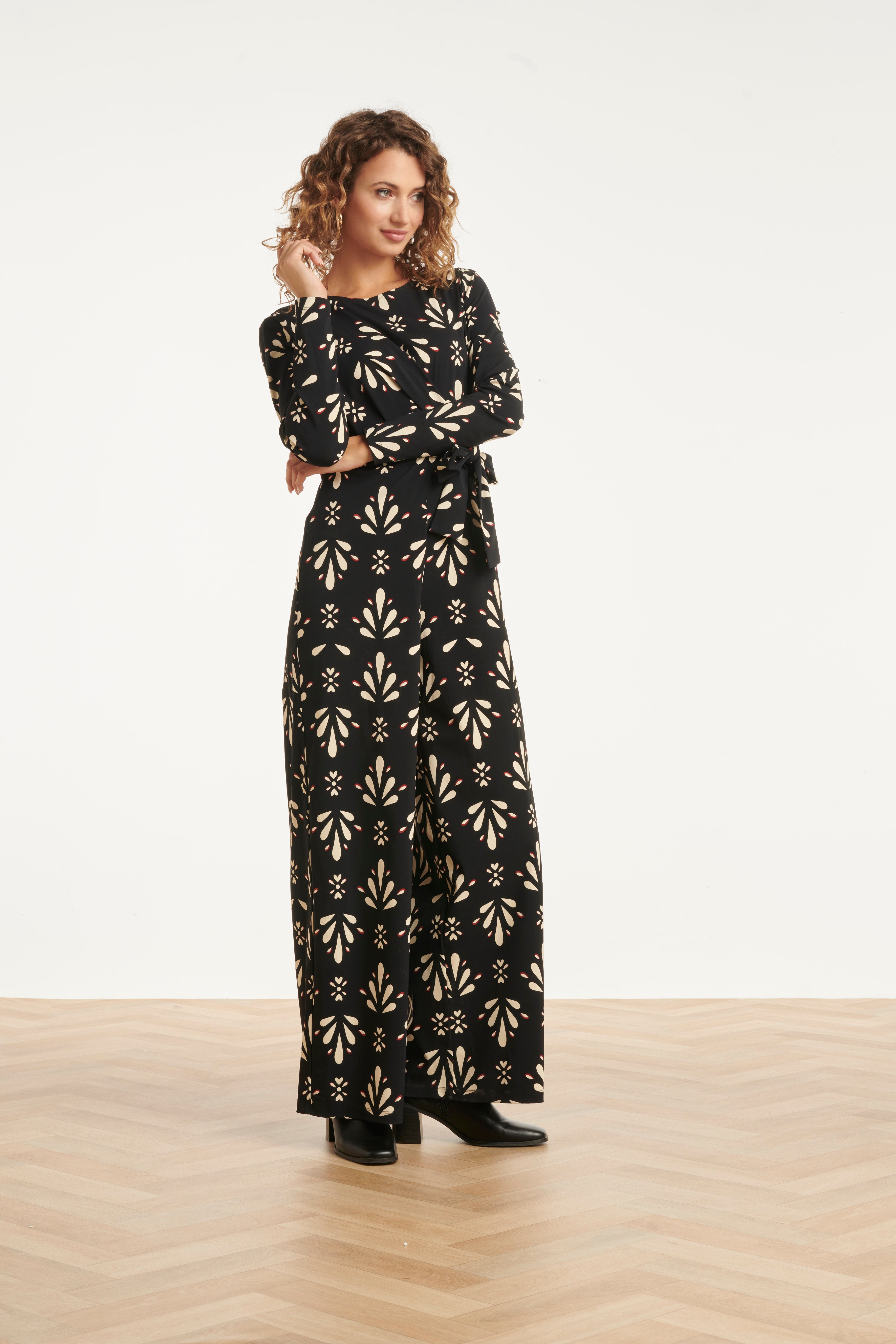 25666 Zwart En Wit Ornamentaal PrInt Jumpsuit in Travelkwaliteit | Black - Off White