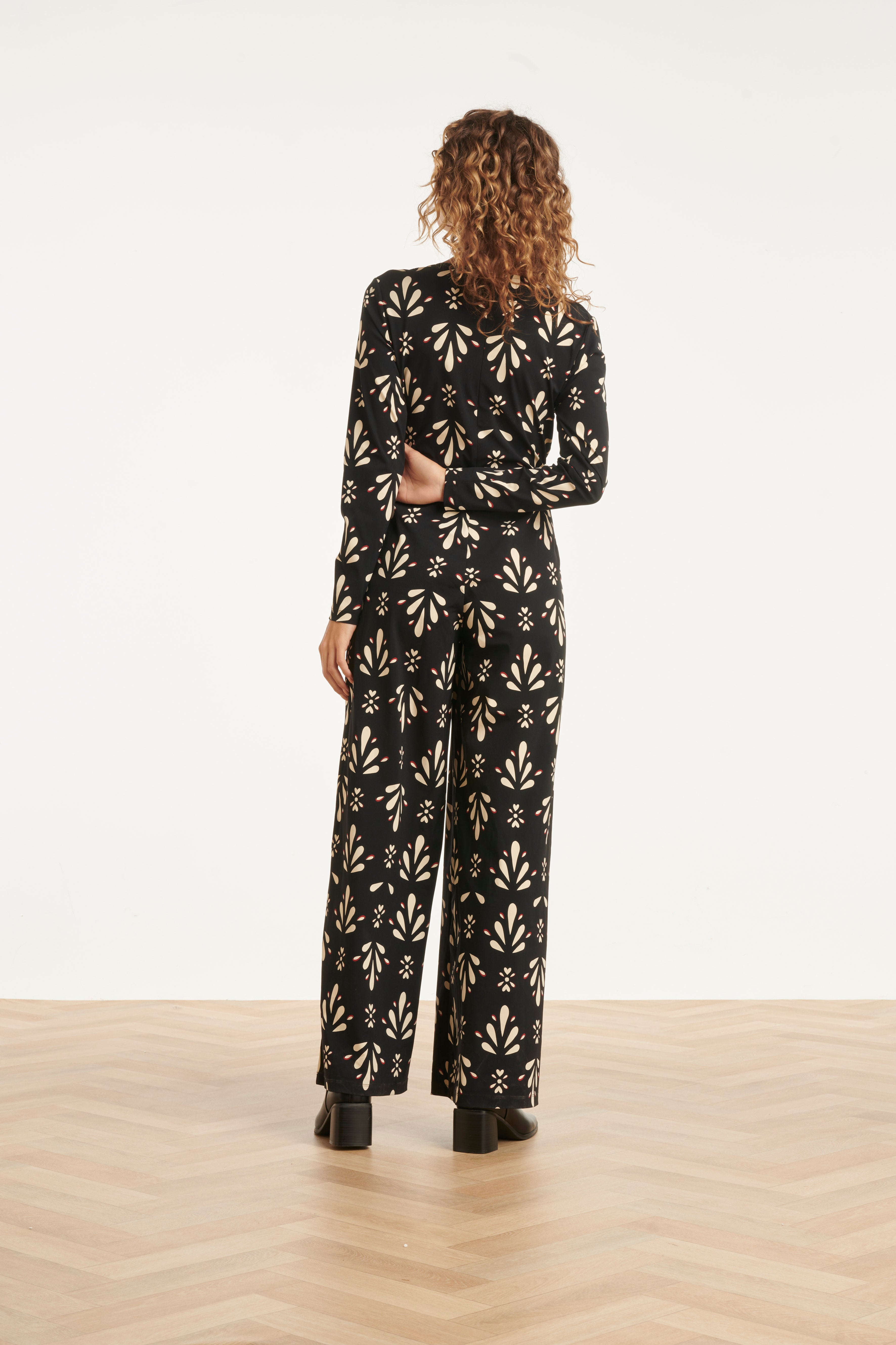 25666 Zwart En Wit Ornamentaal PrInt Jumpsuit in Travelkwaliteit | Black - Off White