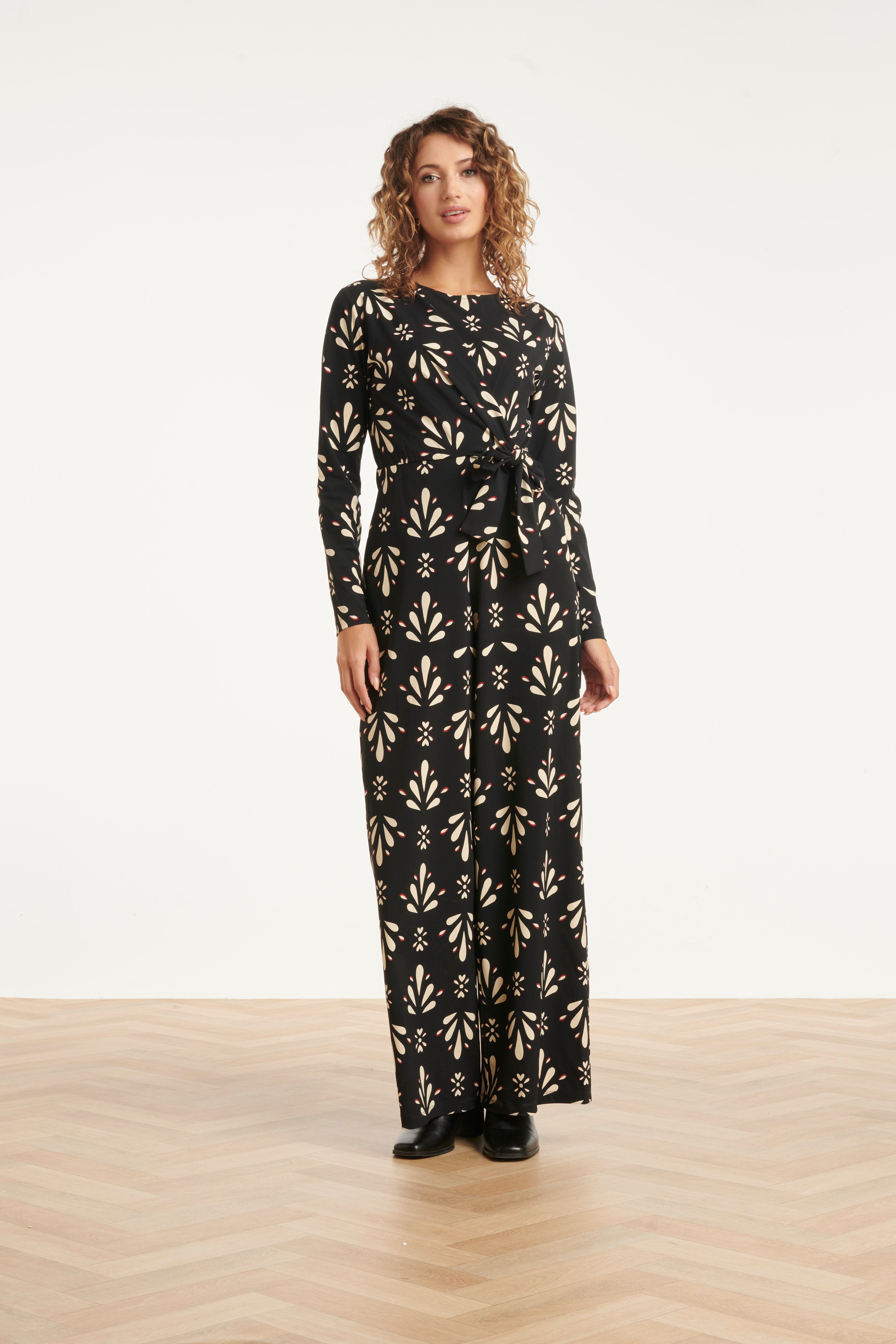 25666 Zwart En Wit Ornamentaal PrInt Jumpsuit in Travelkwaliteit | Black - Off White