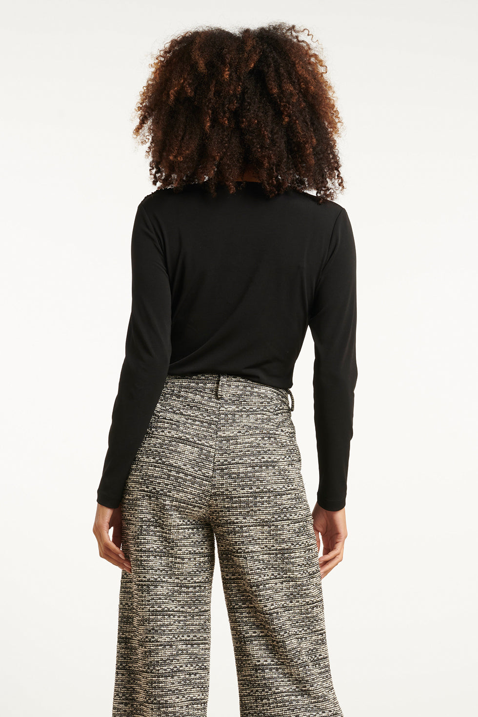 25669 Zwarte Getailleerde Top Met Lange MouwEn en Asymmetrische Halslijn | Black