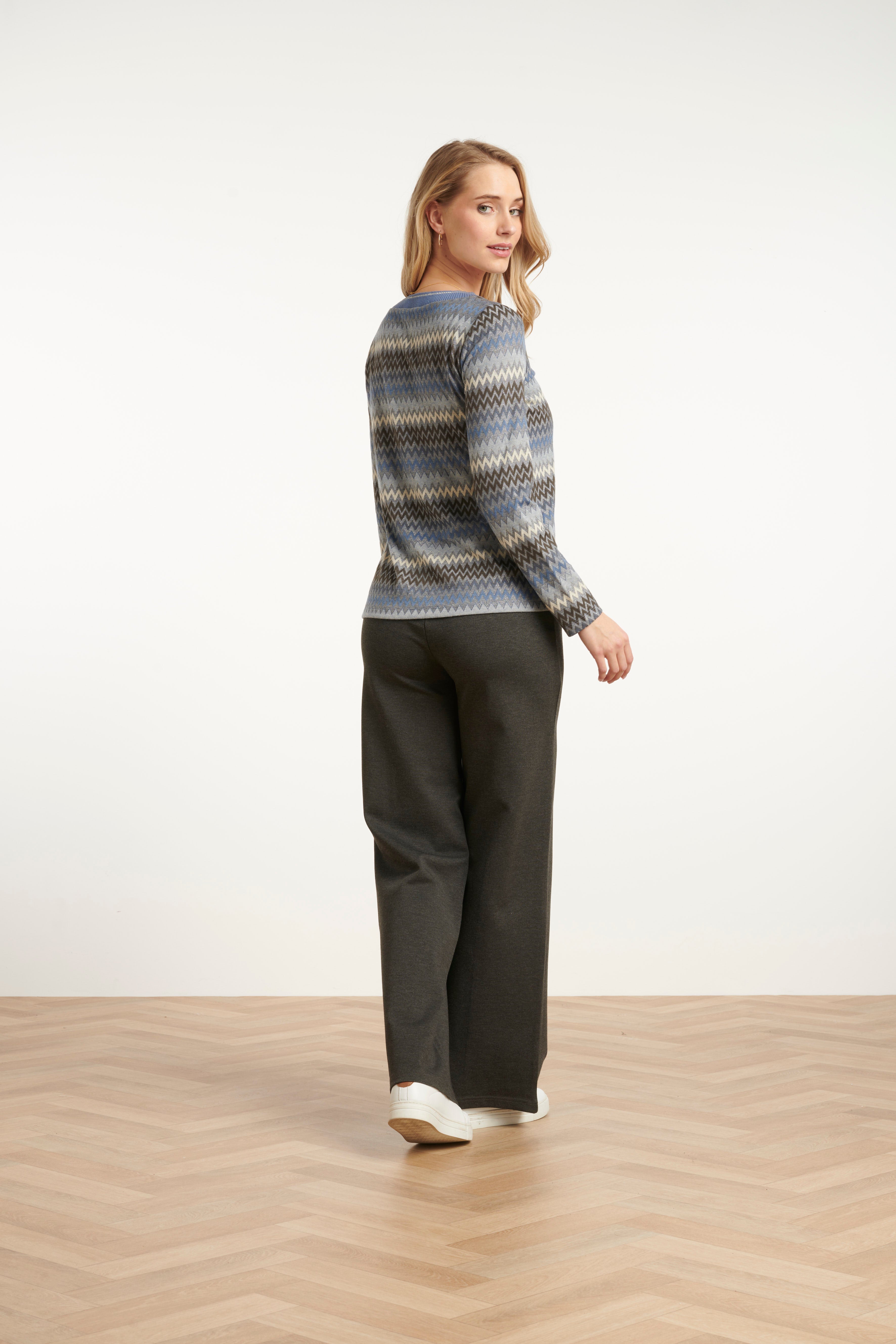 25671 Lichtblauw en Grijze Top met Zig-Zag Print | Light Blue - Grey