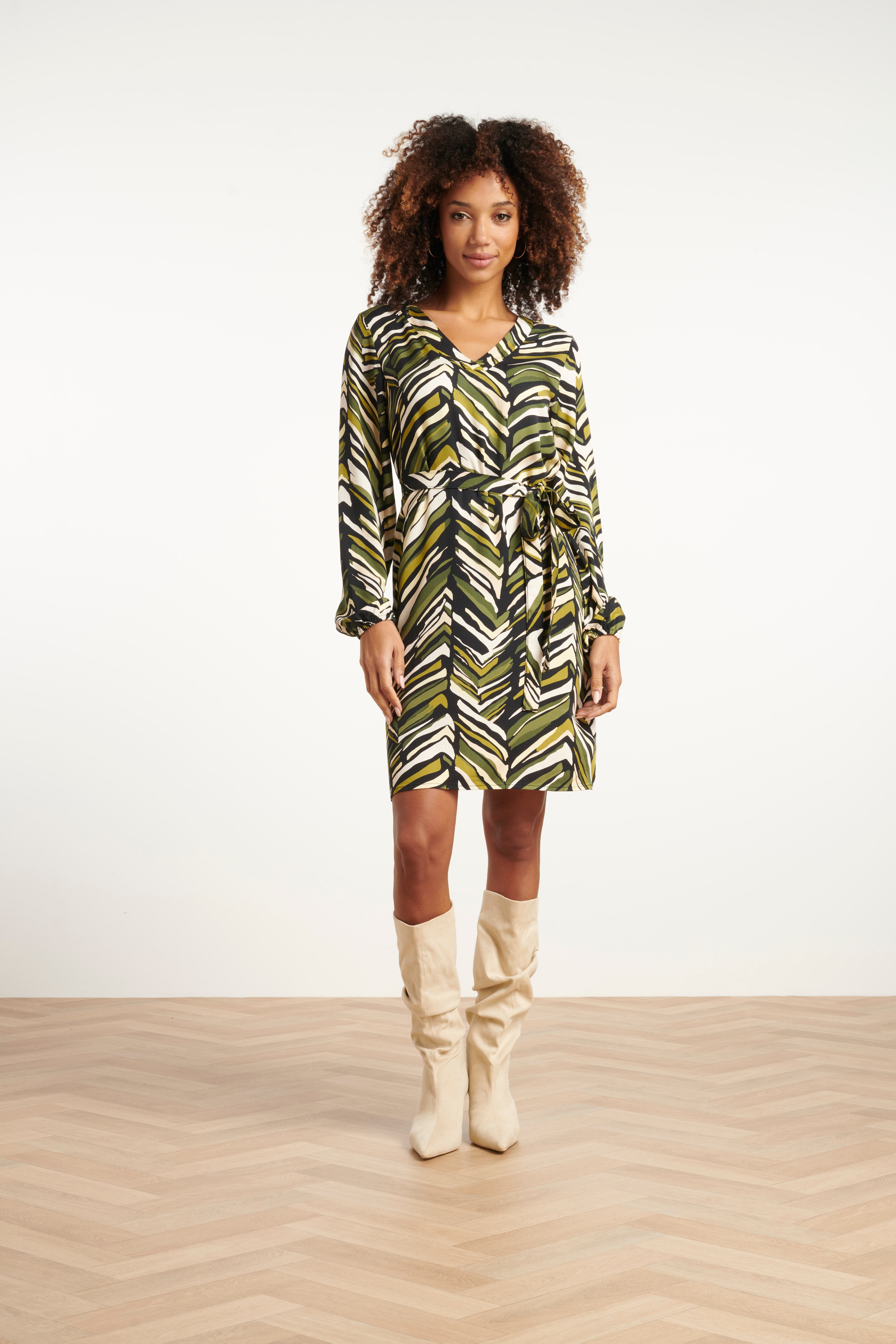 25680 Army Groen Korte Zig-Zag Print Jurk | Army - Muticolour