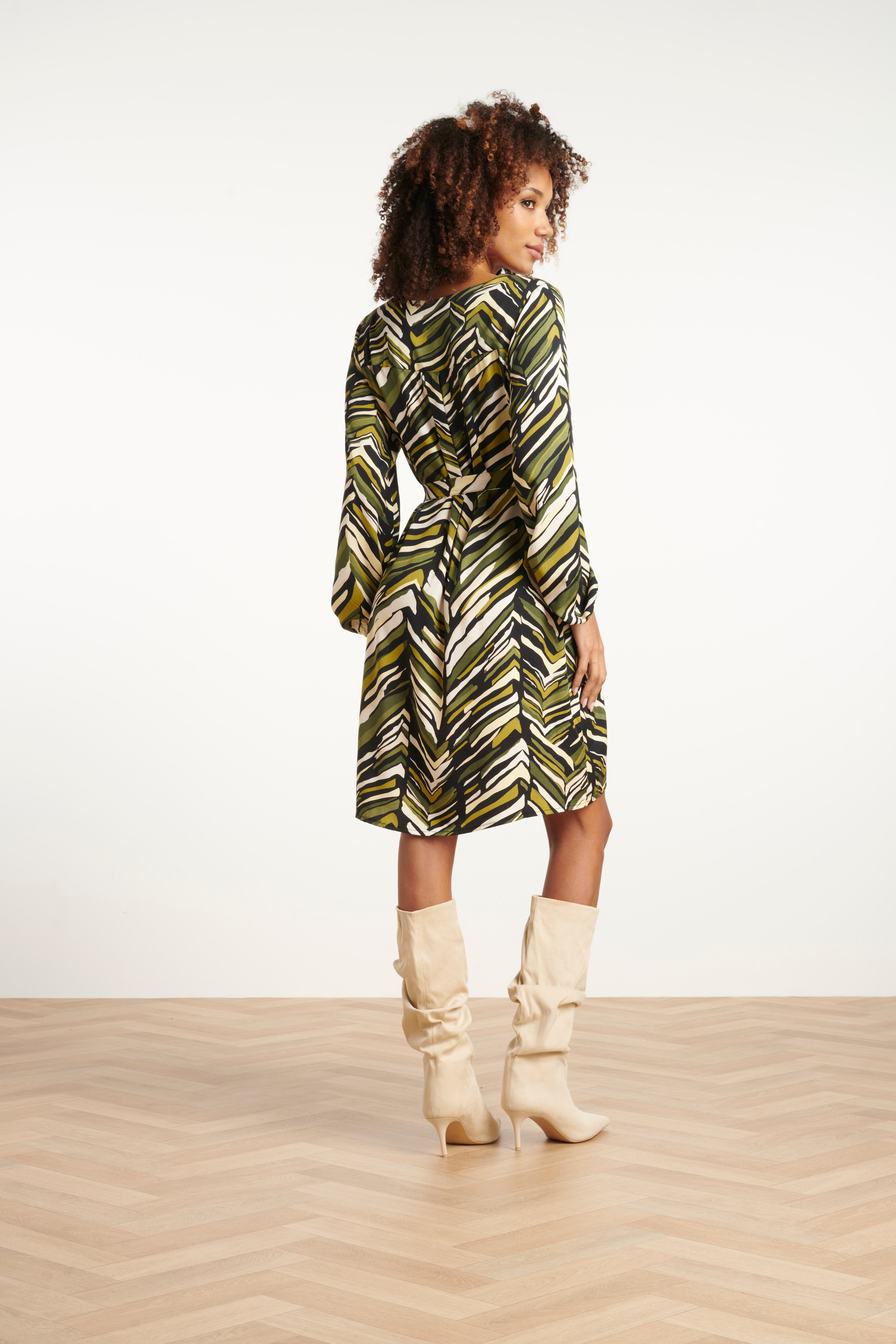 25680 Army Groen Korte Zig-Zag Print Jurk | Army - Muticolour