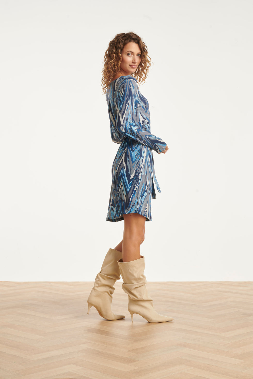 25682 Damesgetailleerd Zig Zag Geprint Jurk | Light Blue - Grey