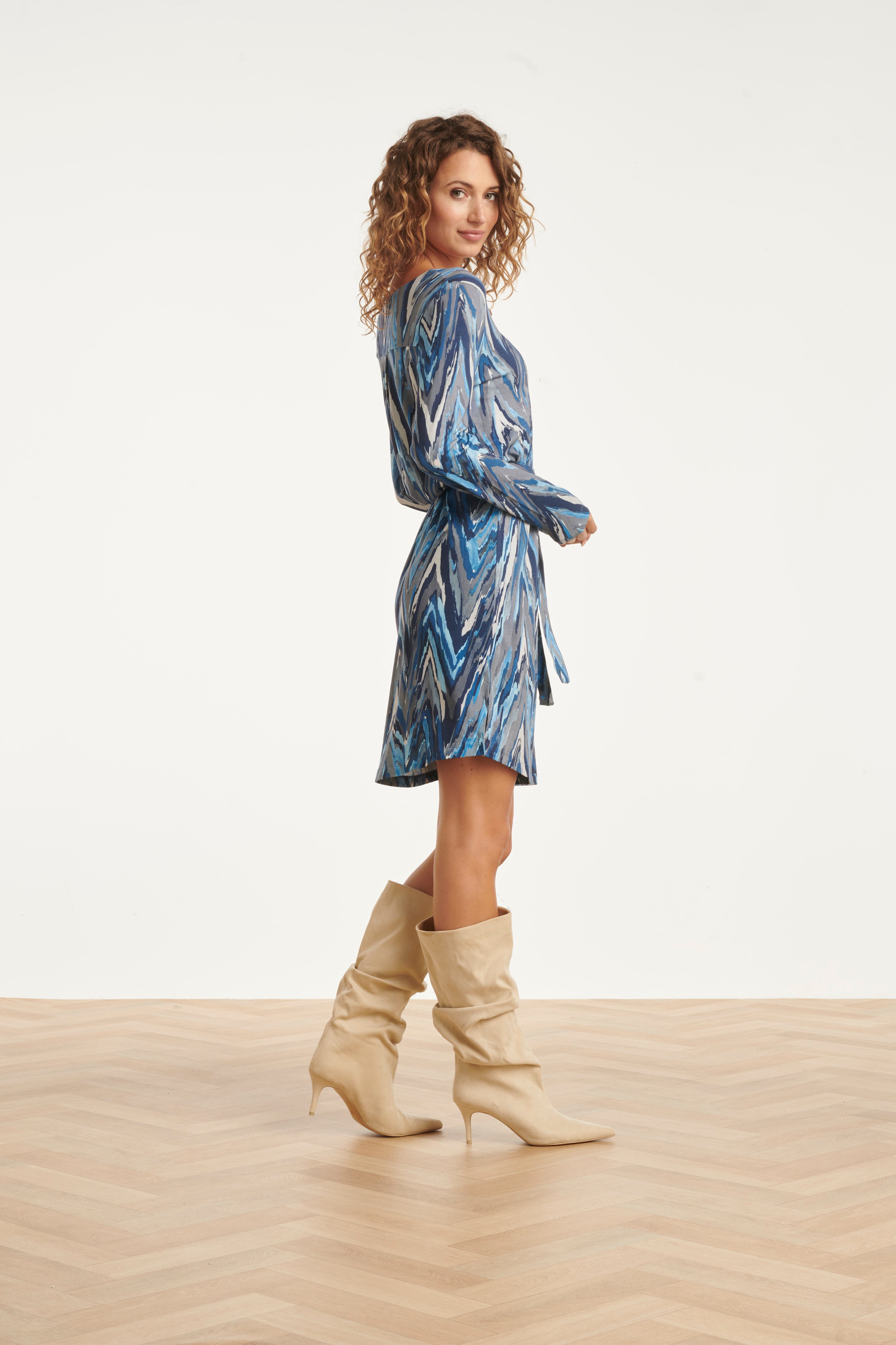 25682 Damesgetailleerd Zig Zag Geprint Jurk | Light Blue - Grey