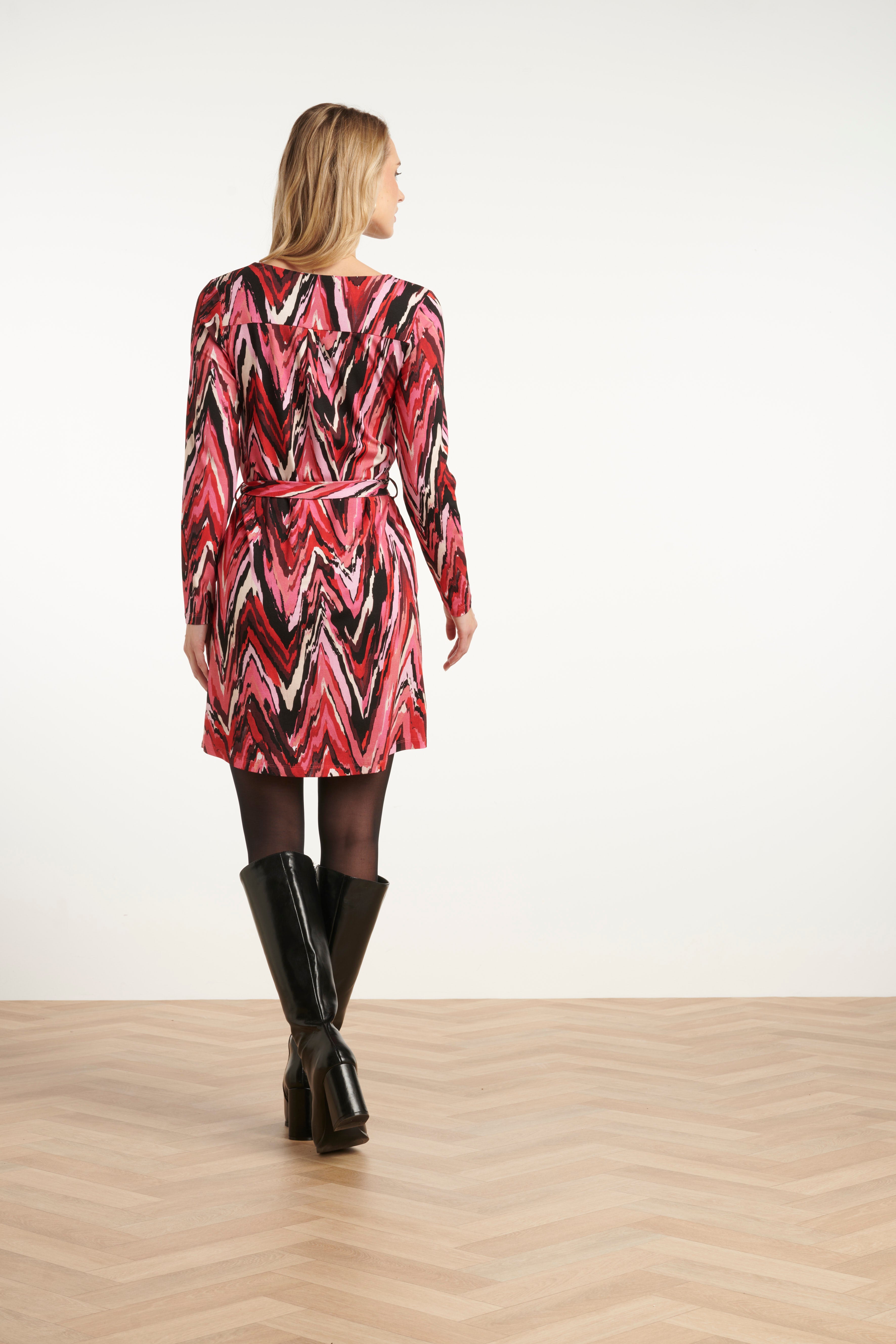 25682 Damesgetailleerd Zig Zag Geprint Jurk | Red - Pink