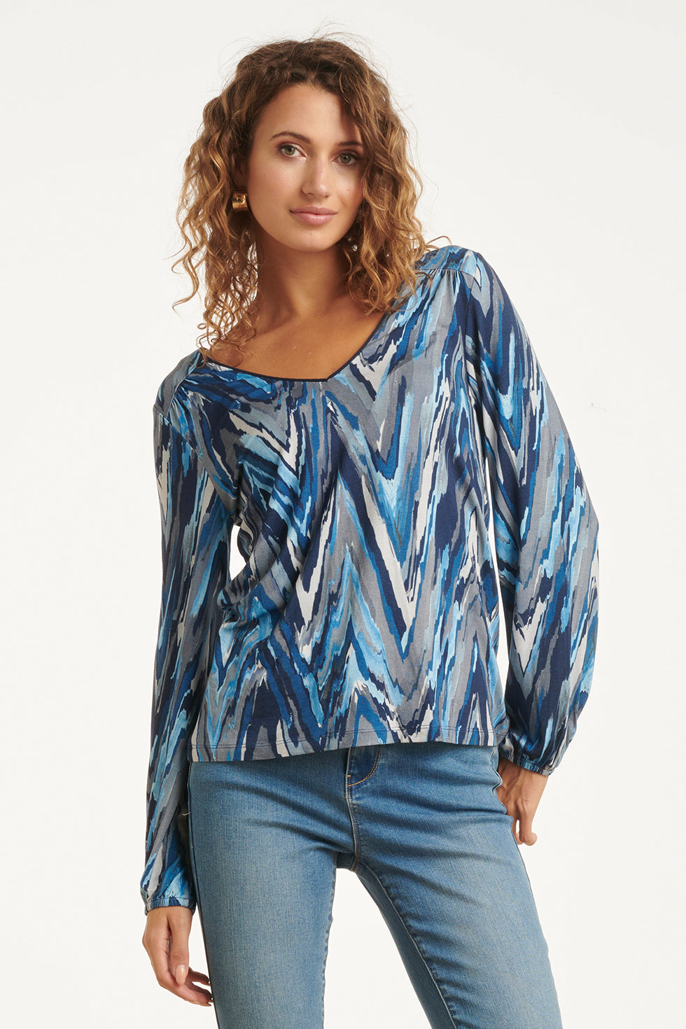 25683 Smashed Lemon Damesgetailleerd Zig Zag Geprint Top | Light Blue - Grey