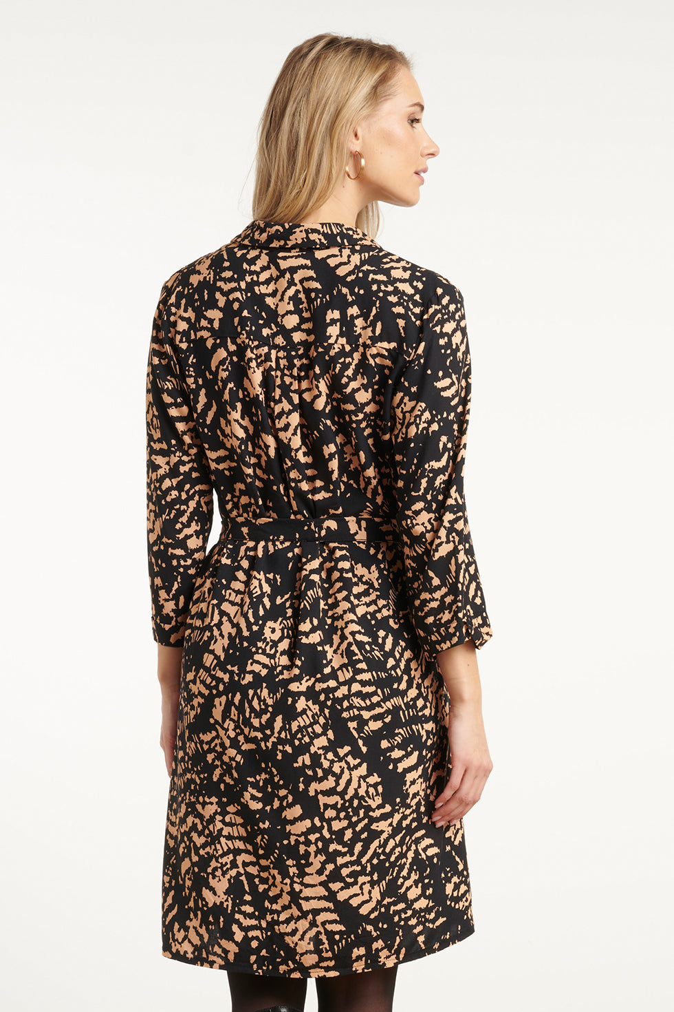 25692 Korte Jurk Met Abstract Zwart En Camel Print | Black - Camel