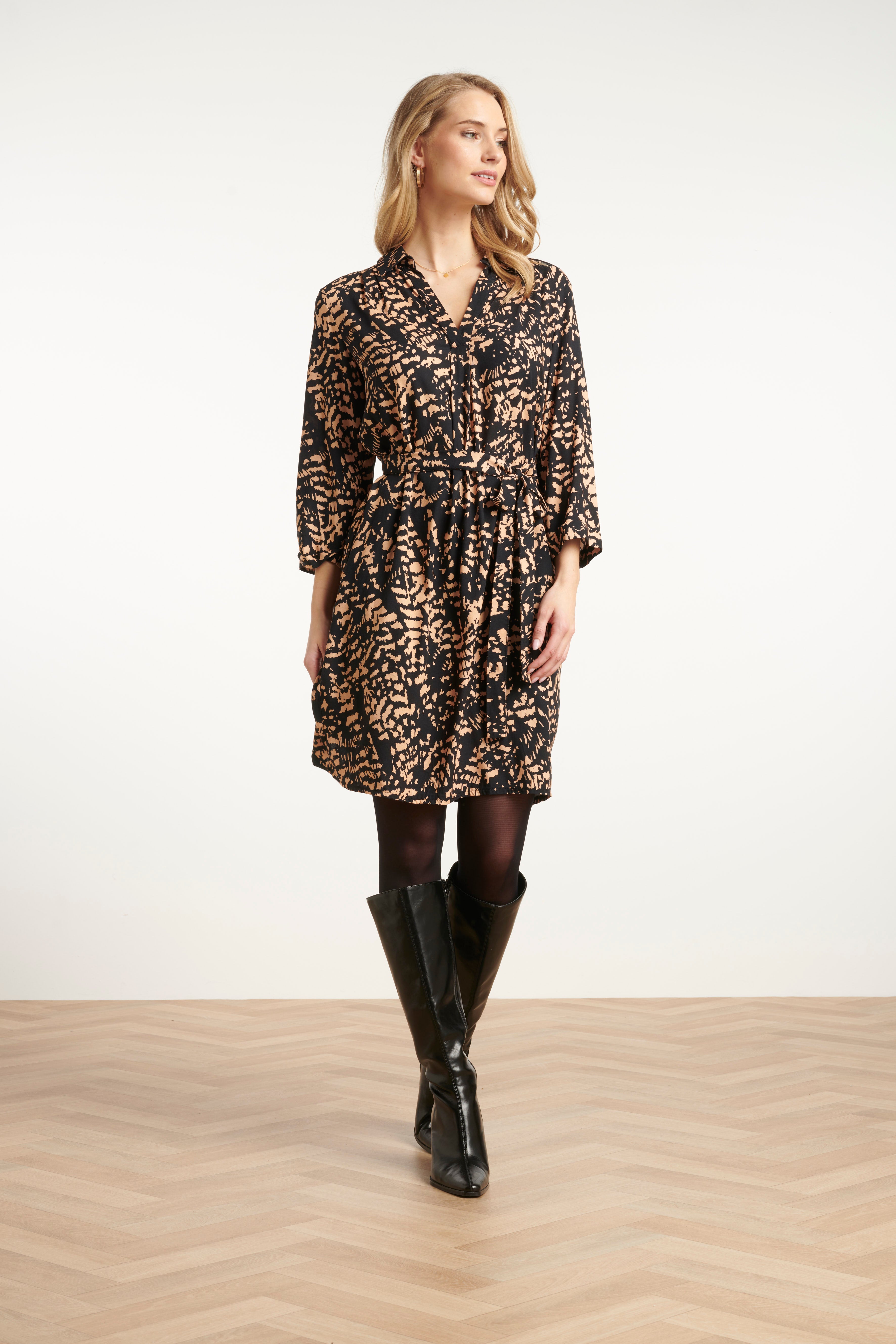 25692 Korte Jurk  met Abstract zwart en Camel print | Black - Camel