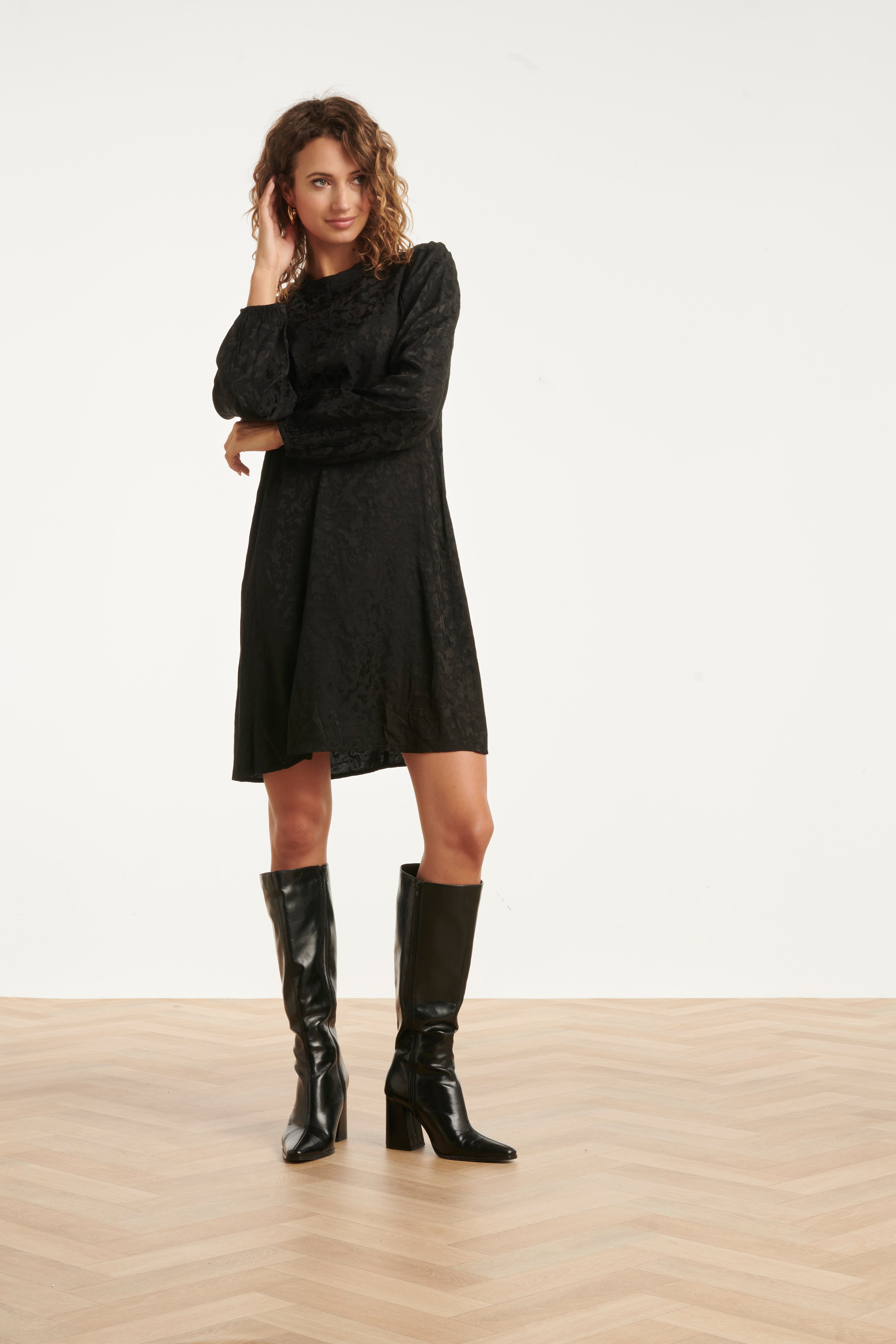 25709 Zwarte Jacquard Jurk | Black