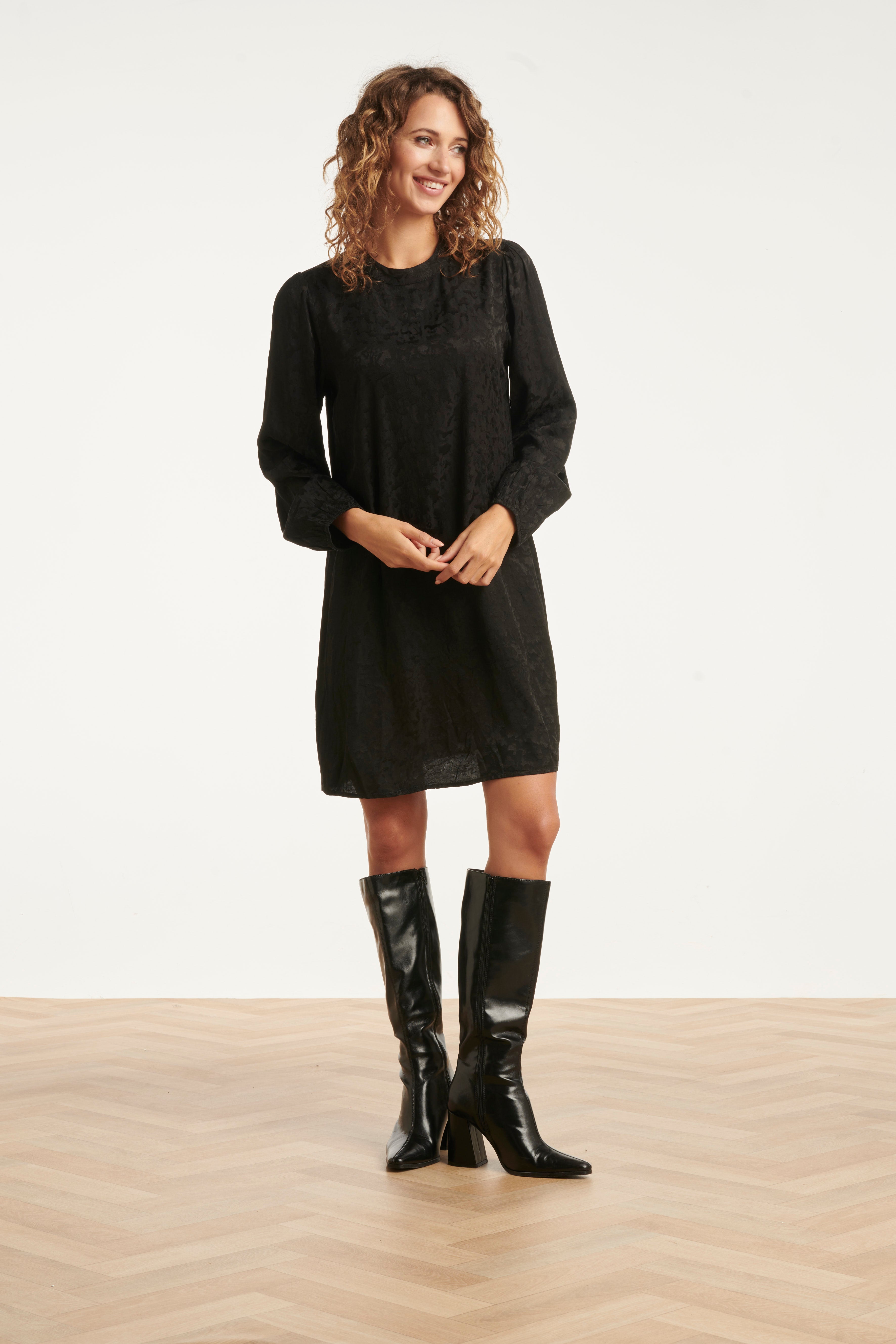 25709 Zwarte Jacquard Jurk | Black