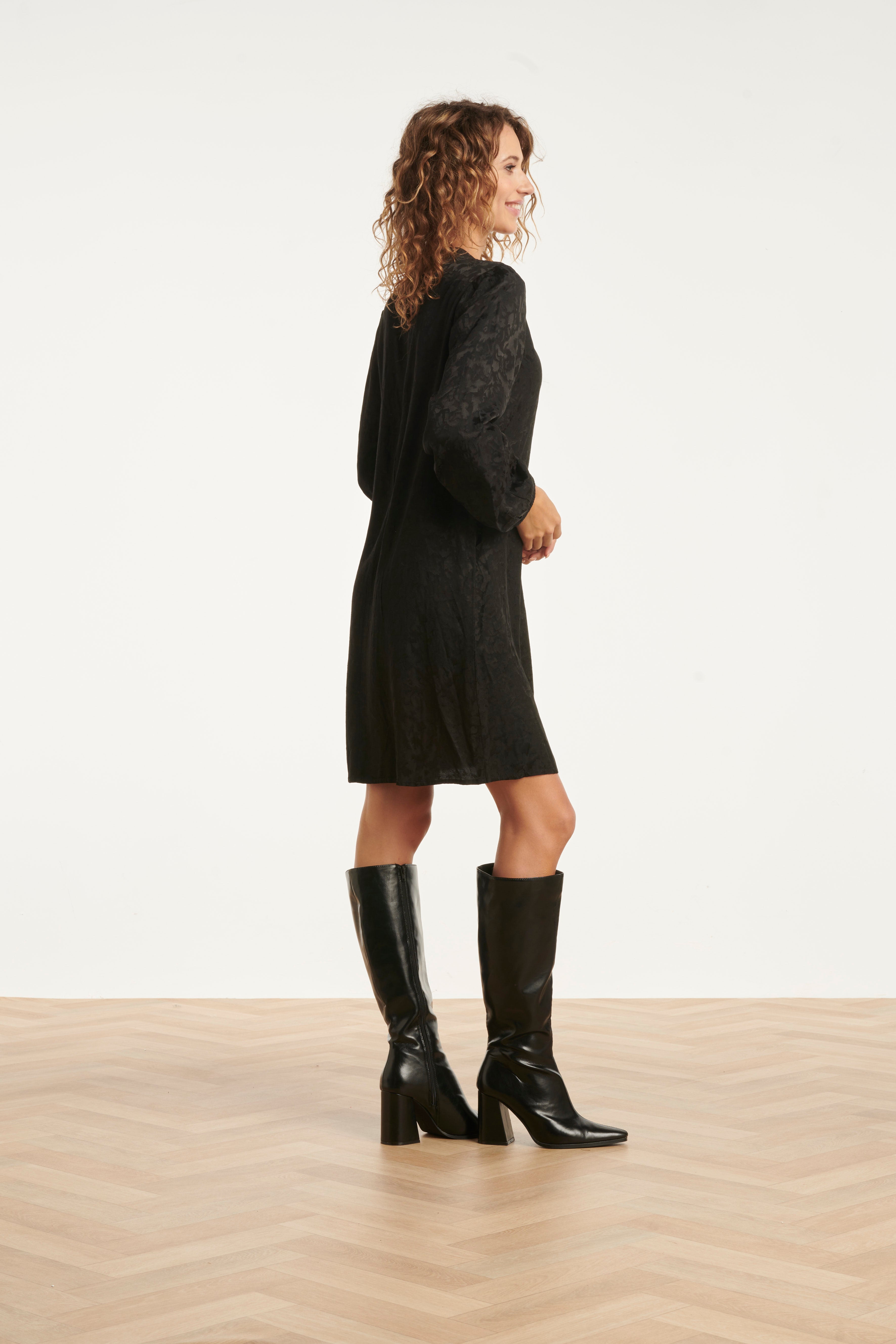 25709 Zwarte Jacquard Jurk | Black