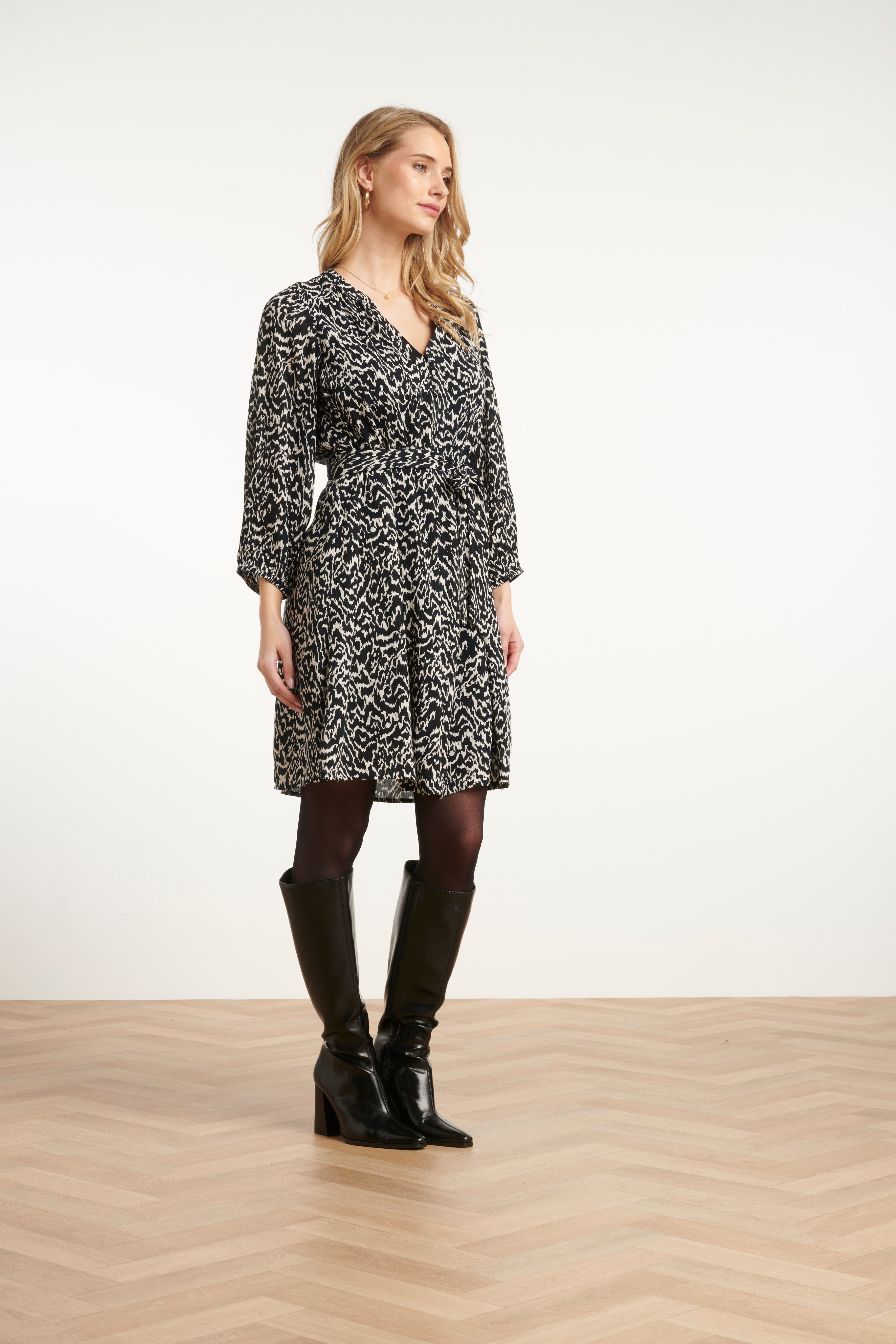 25712 Elegante Zwart En Wit Abstracte Jurk | Off White - Black