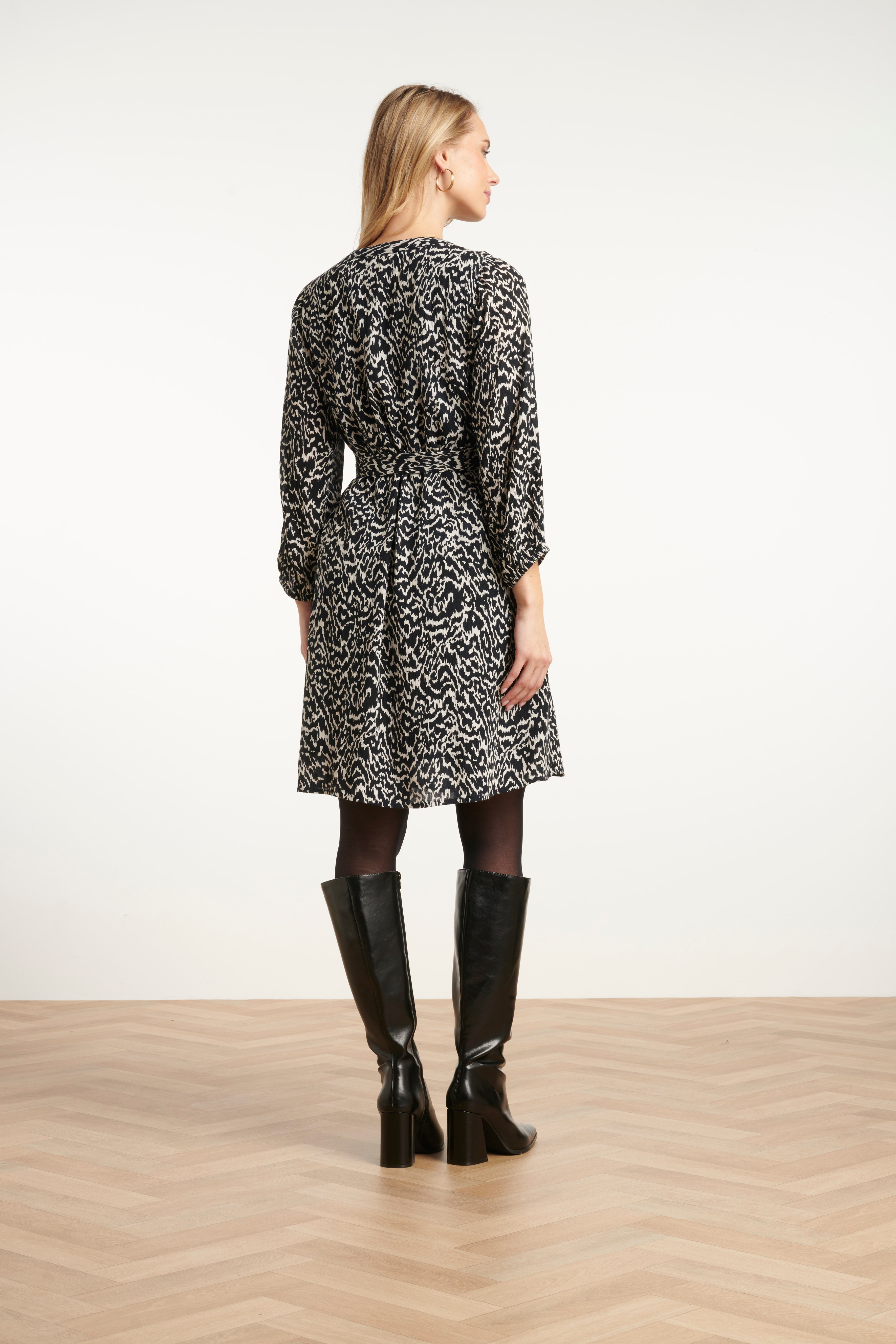 25712 Elegante Zwart En Wit Abstracte Jurk | Off White - Black