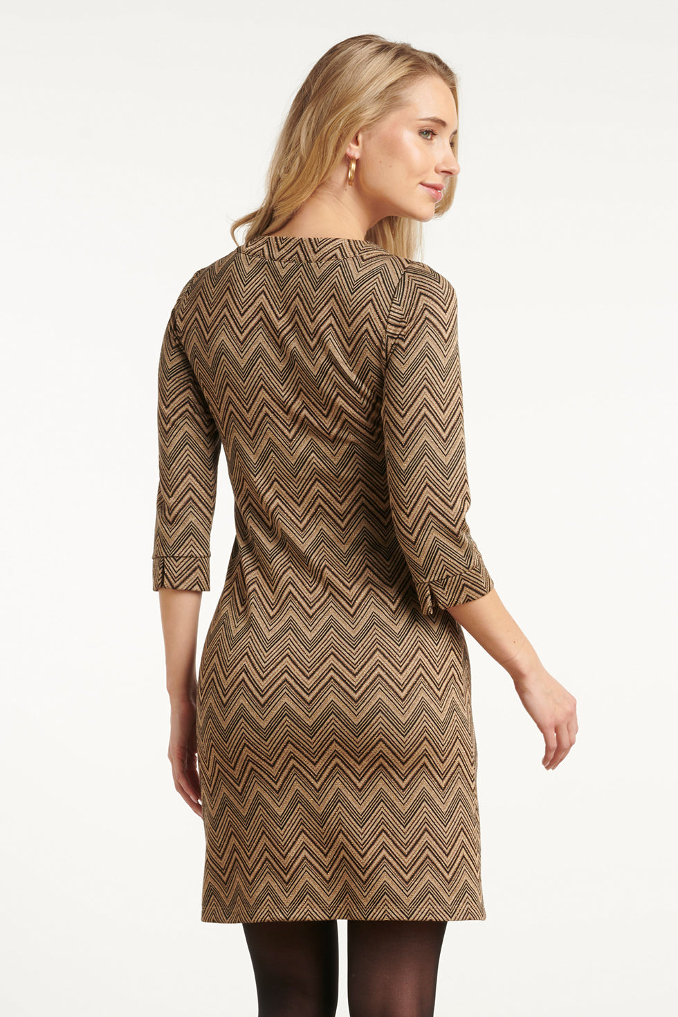 25714 Zand En Gouden Getailleerde Jurk Met Zigzagprint | Sand - Gold