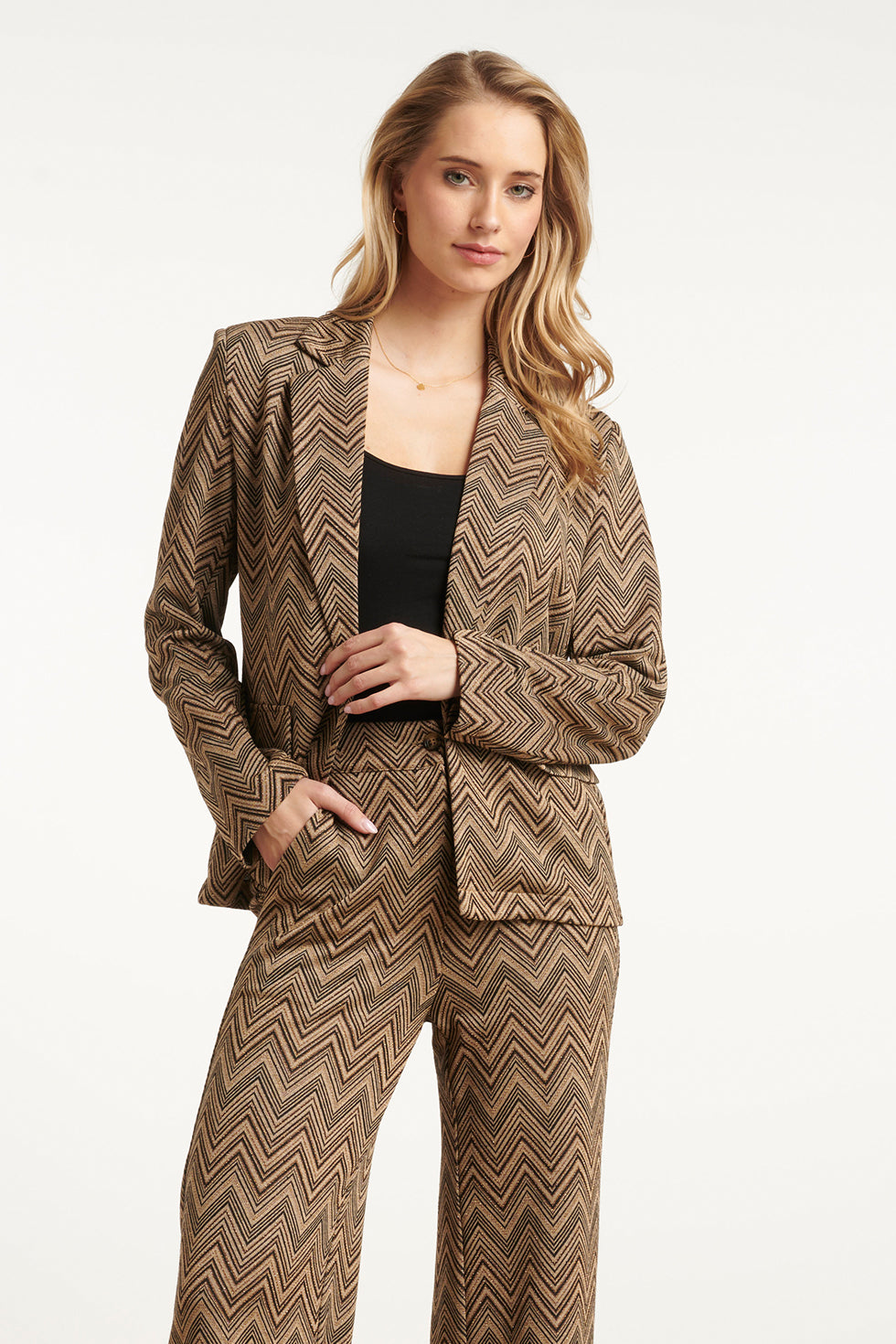 25716 Zand en Gouden Blazer met Zigzagprint | Sand - Gold