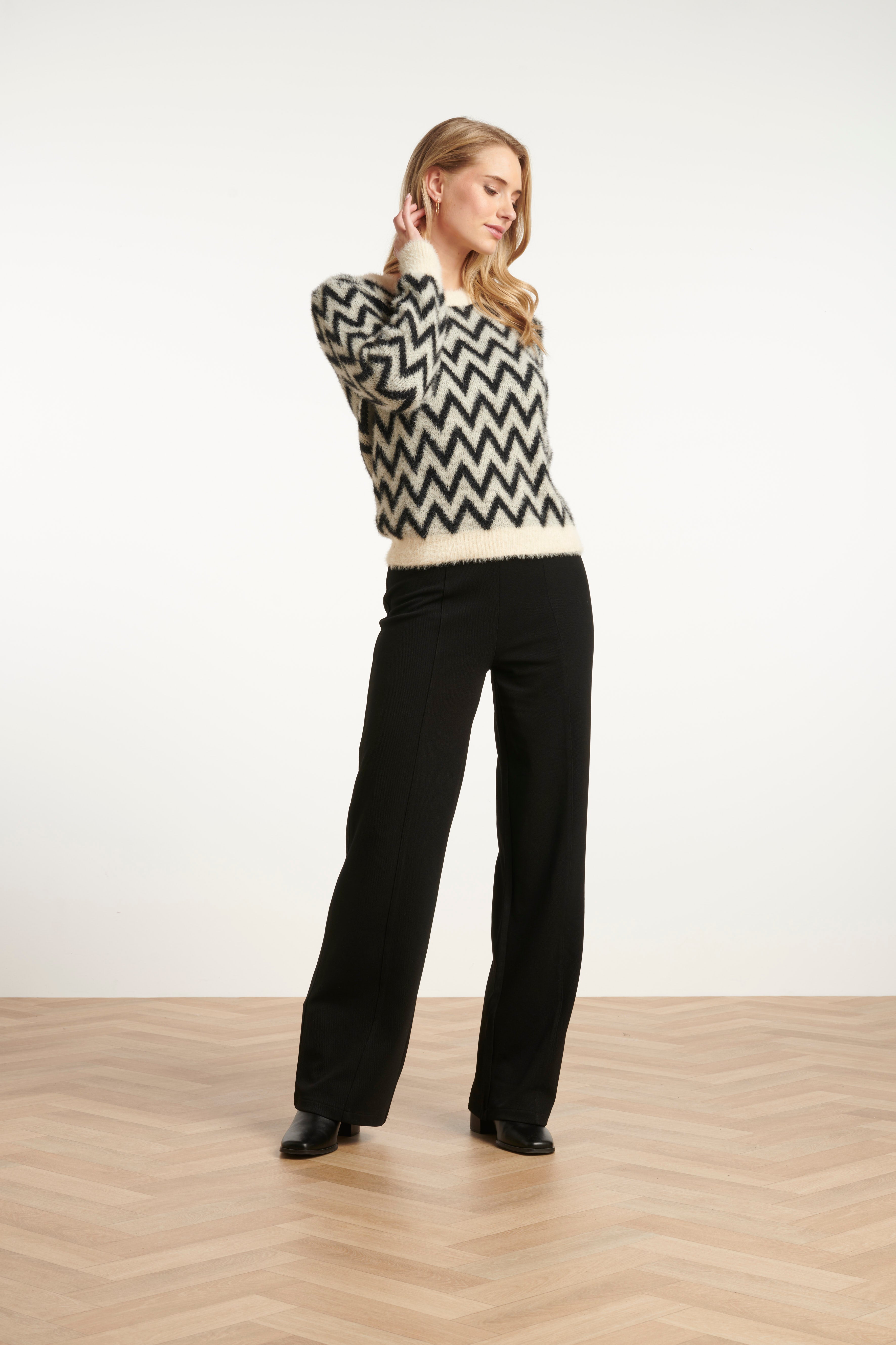 25717 Zwart, Grijs En Offwhite Gebreide Top Met Zigzagprint | Black - Off White