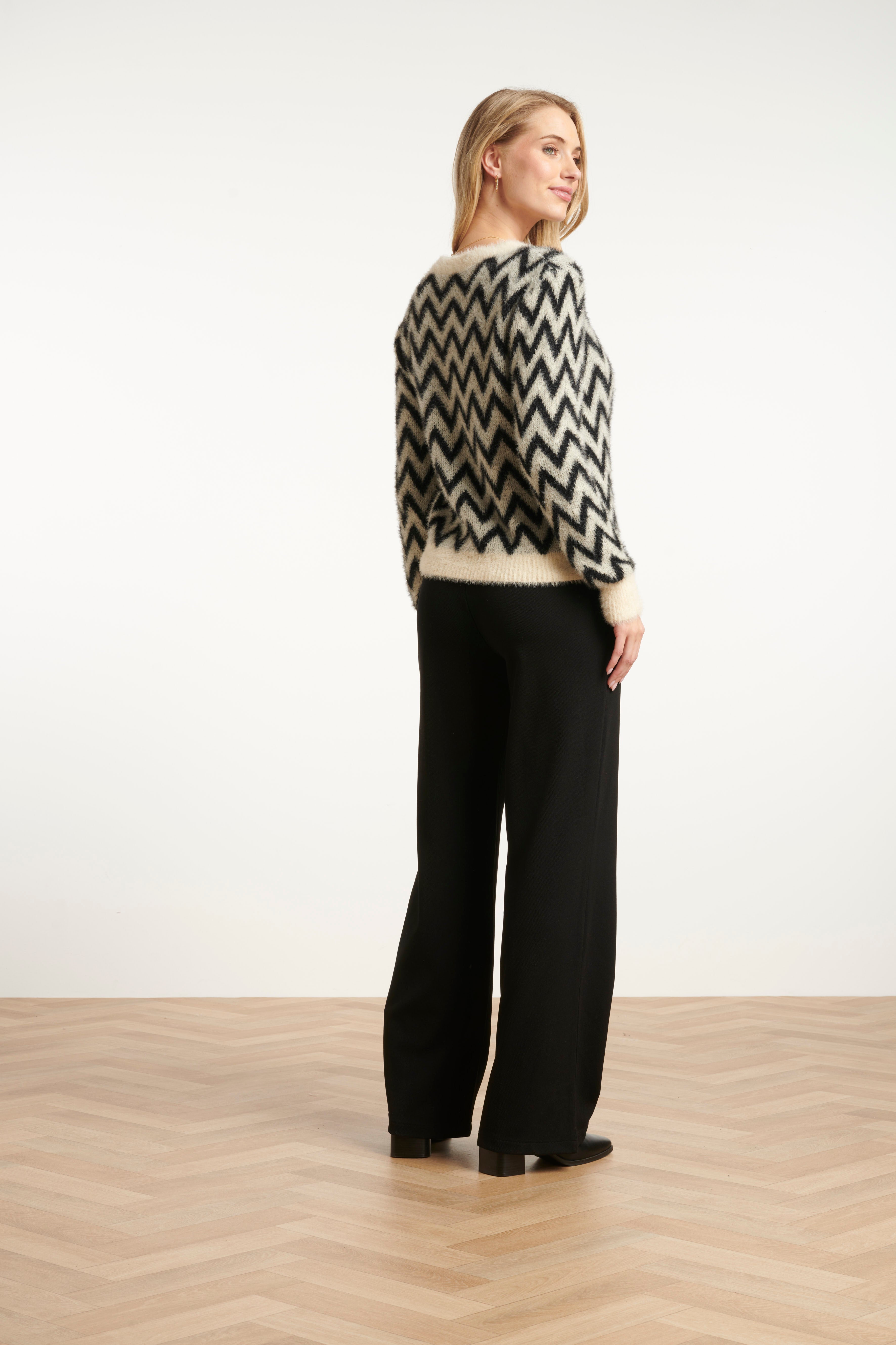 25717 Zwart, Grijs En Offwhite Gebreide Top Met Zigzagprint | Black - Off White