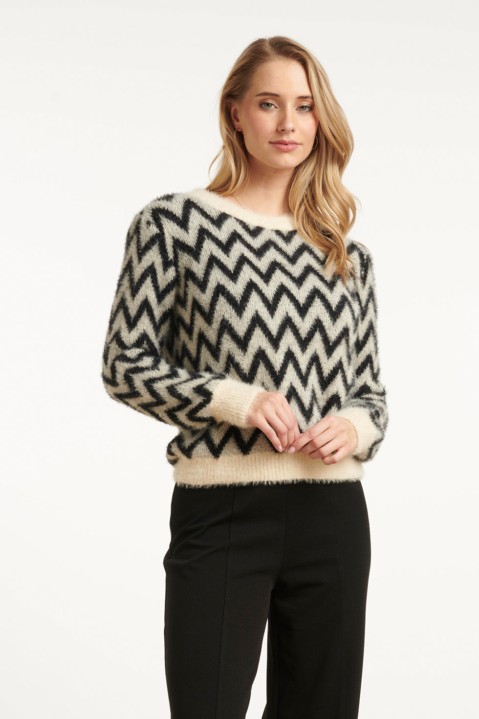 25717 Zwart, grijs en Offwhite Gebreide Top met Zigzagprint | Black - Off White