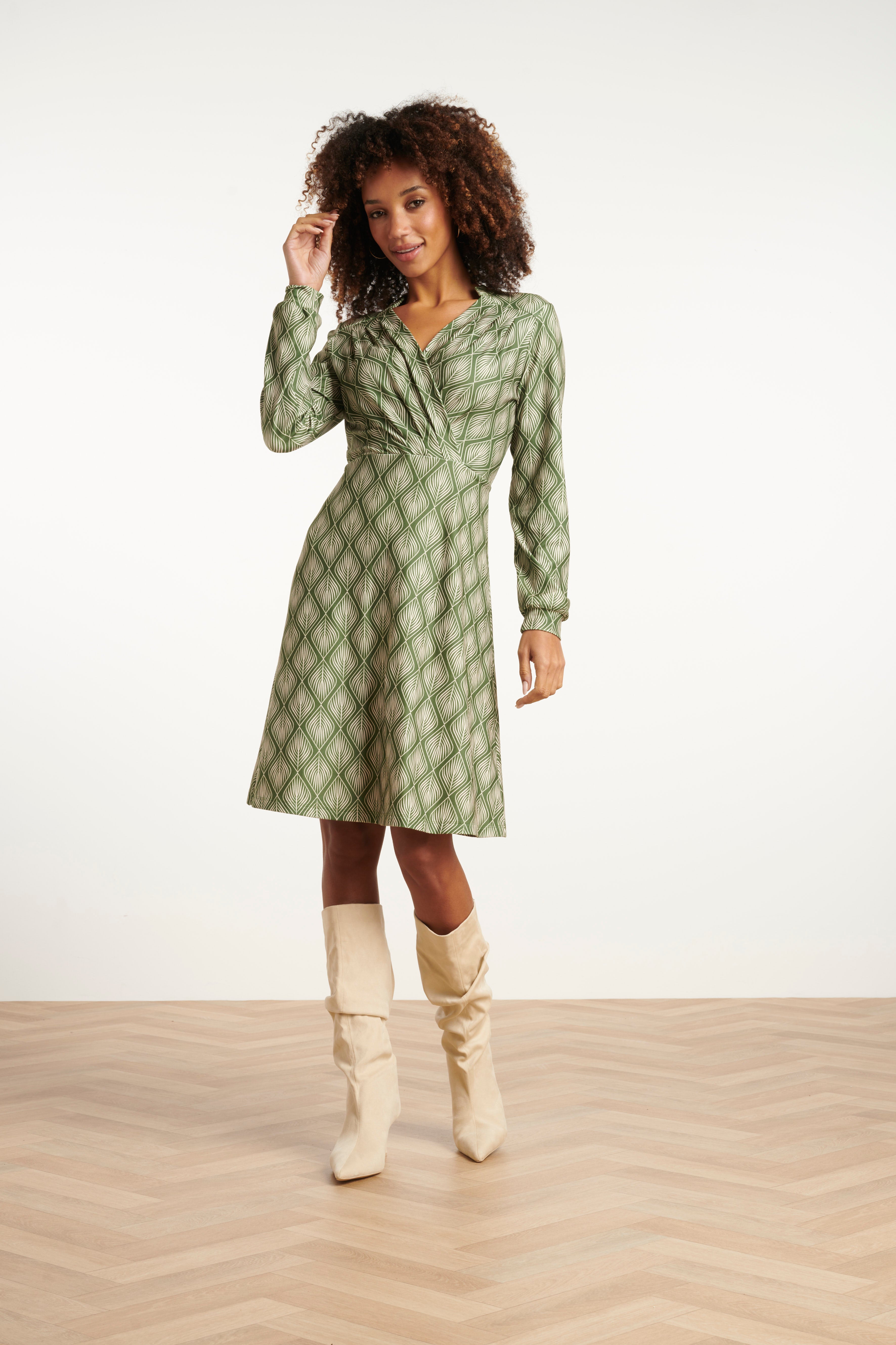 25726 Army en Off-white Blad Geprint Jurk in Stretchstof | Army - Off White