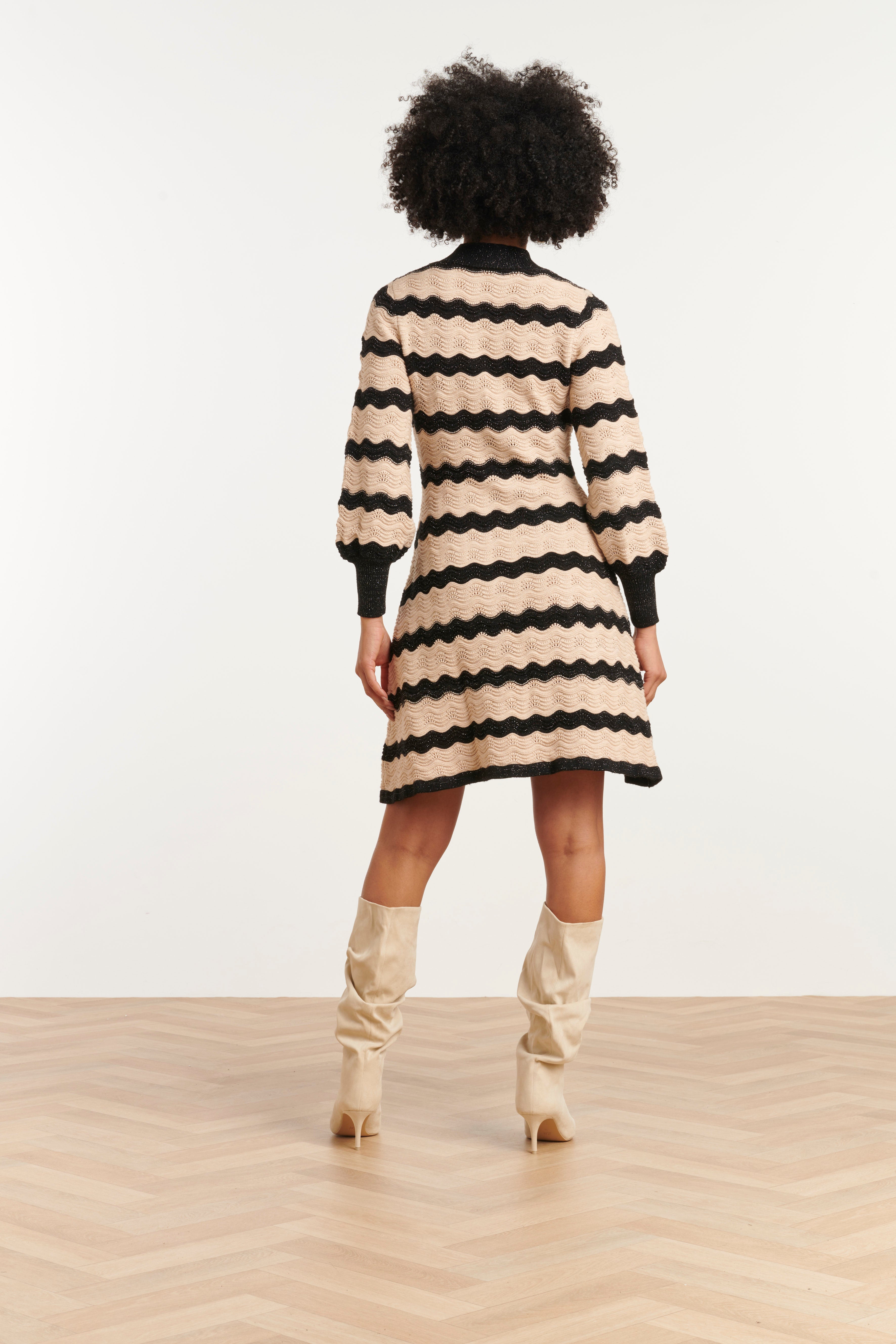 25736 – Gebreide Jurk Met Golfdessin | Black - Sand