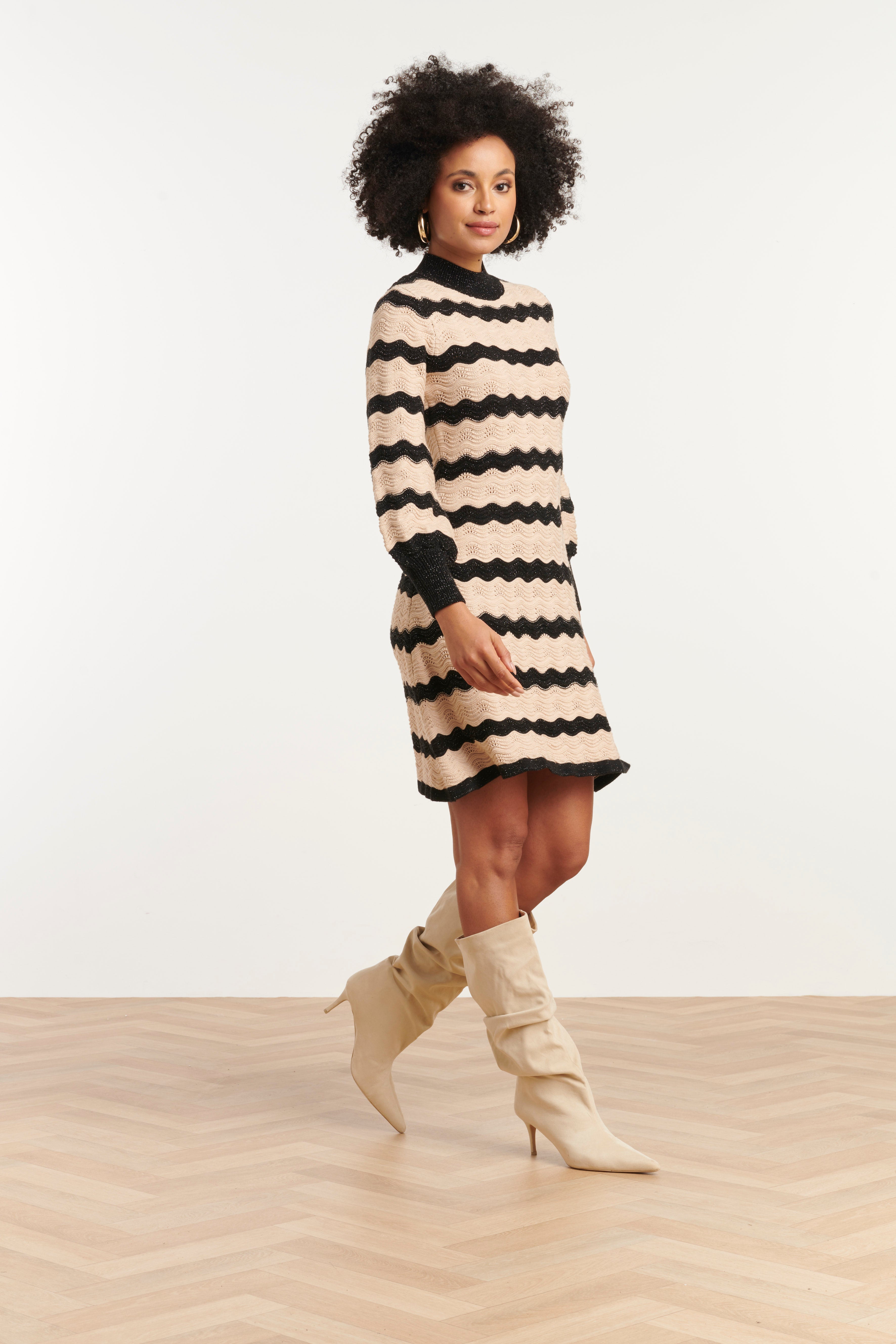 25736 – Smashed Lemon Gebreide jurk met golfdessin | Black - Sand
