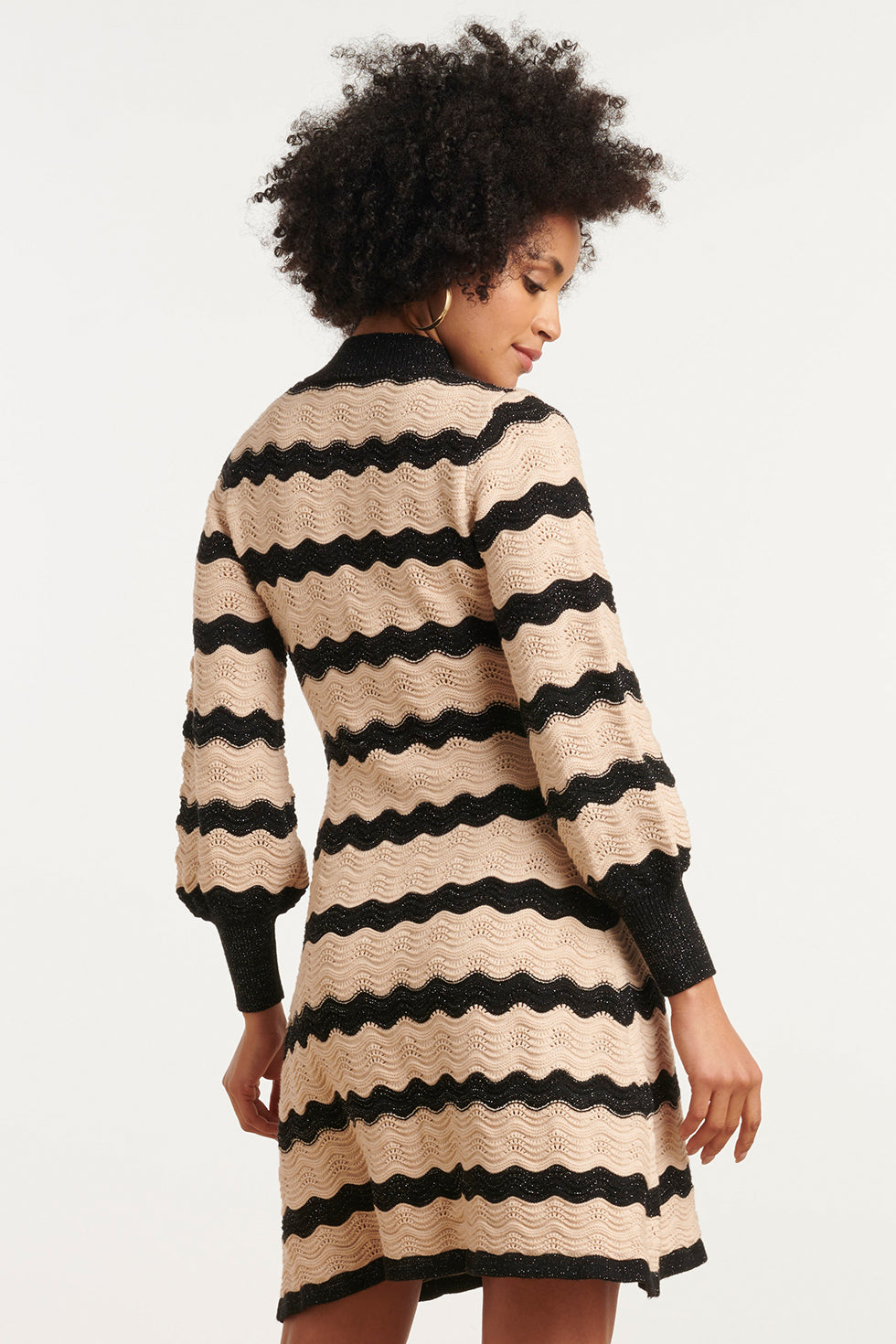 25736 – Smashed Lemon Gebreide jurk met golfdessin | Black - Sand