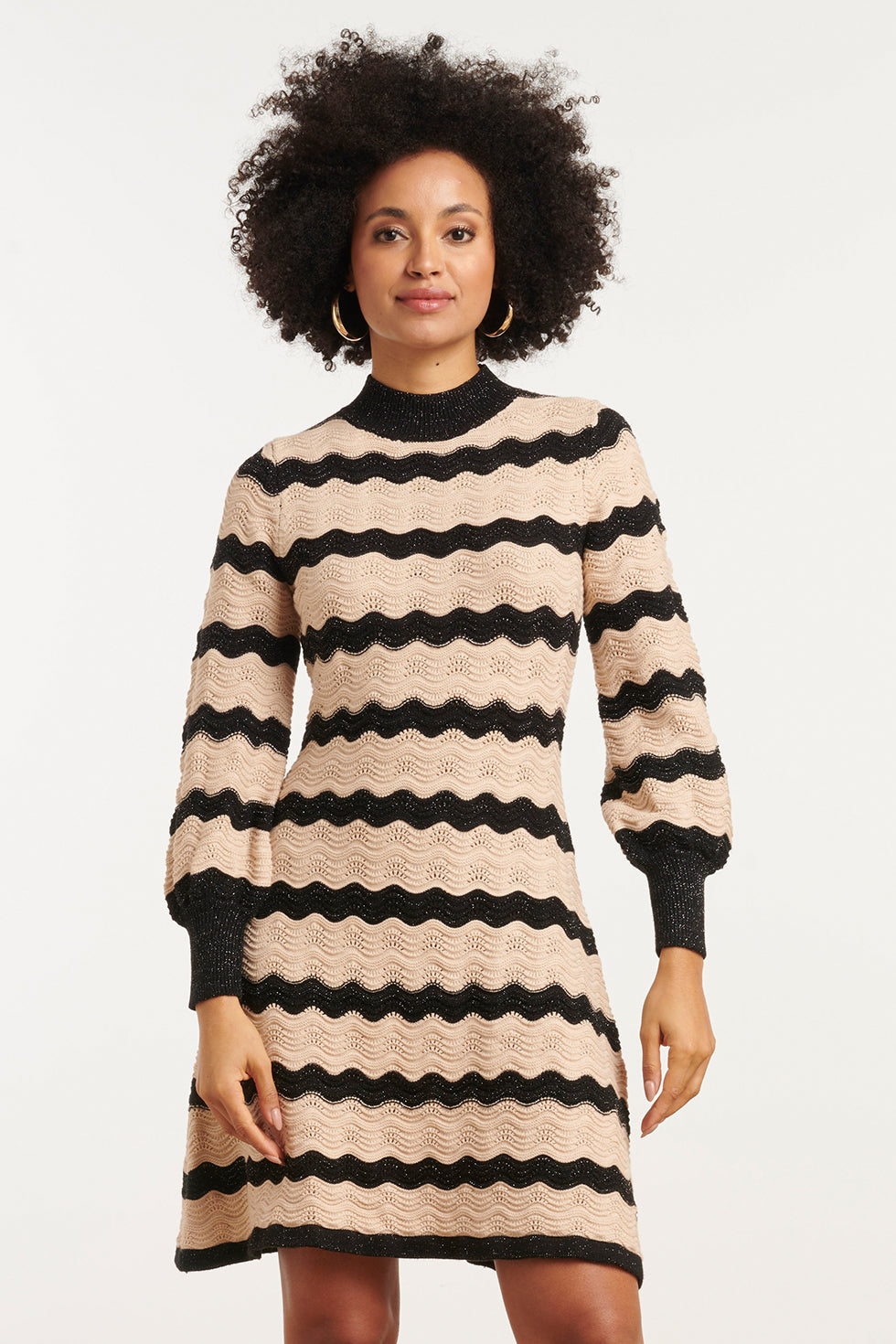 25736 – Smashed Lemon Gebreide jurk met golfdessin | Black - Sand