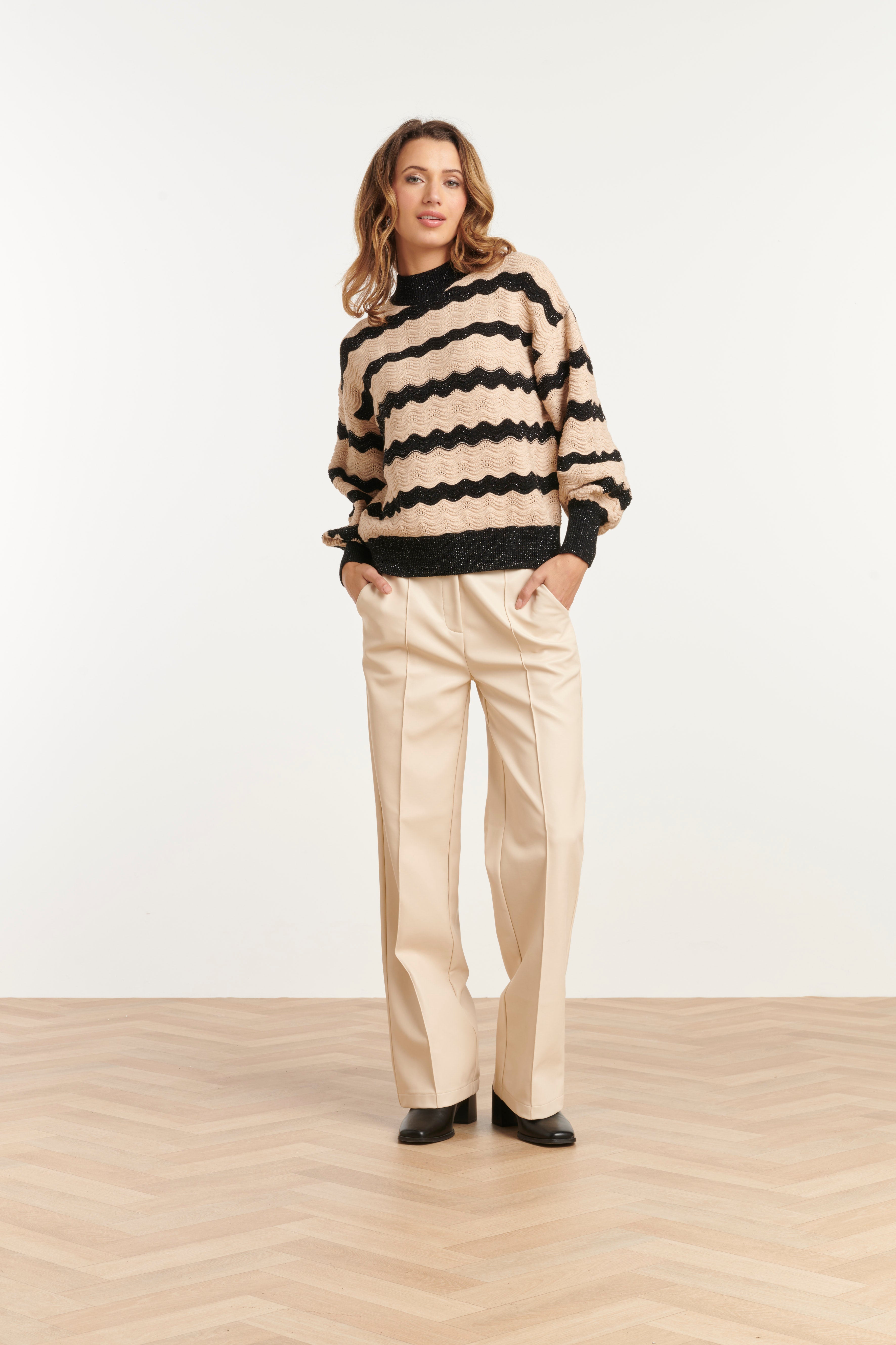 25737 – Gebreide Trui Met Golfstructuur | Black - Sand