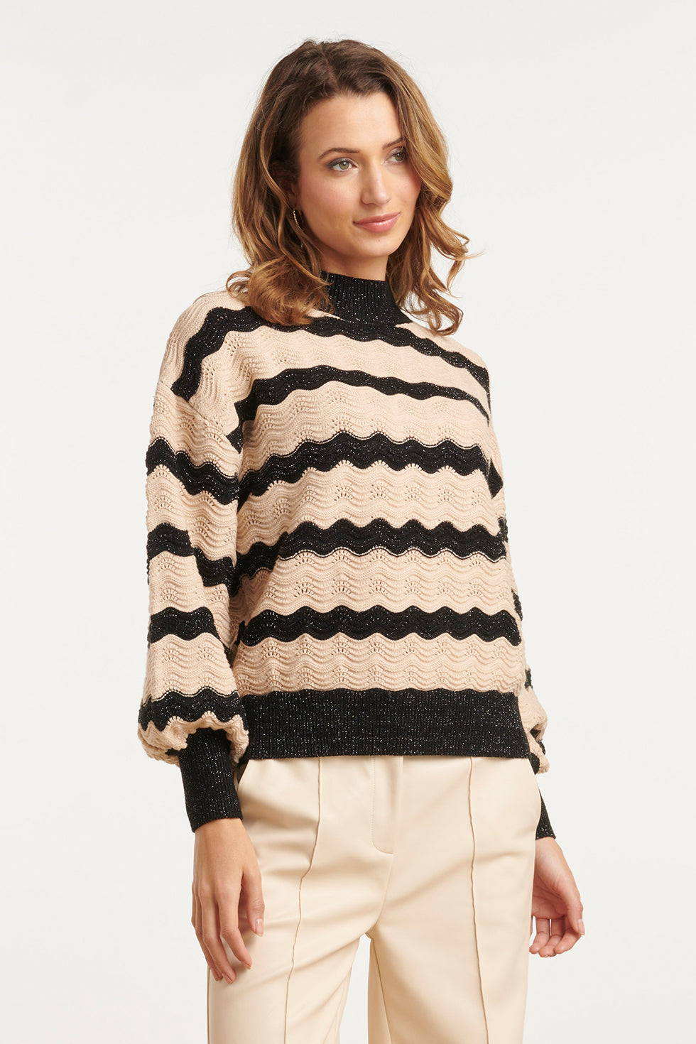 25737 – Gebreide Trui Met Golfstructuur | Black - Sand