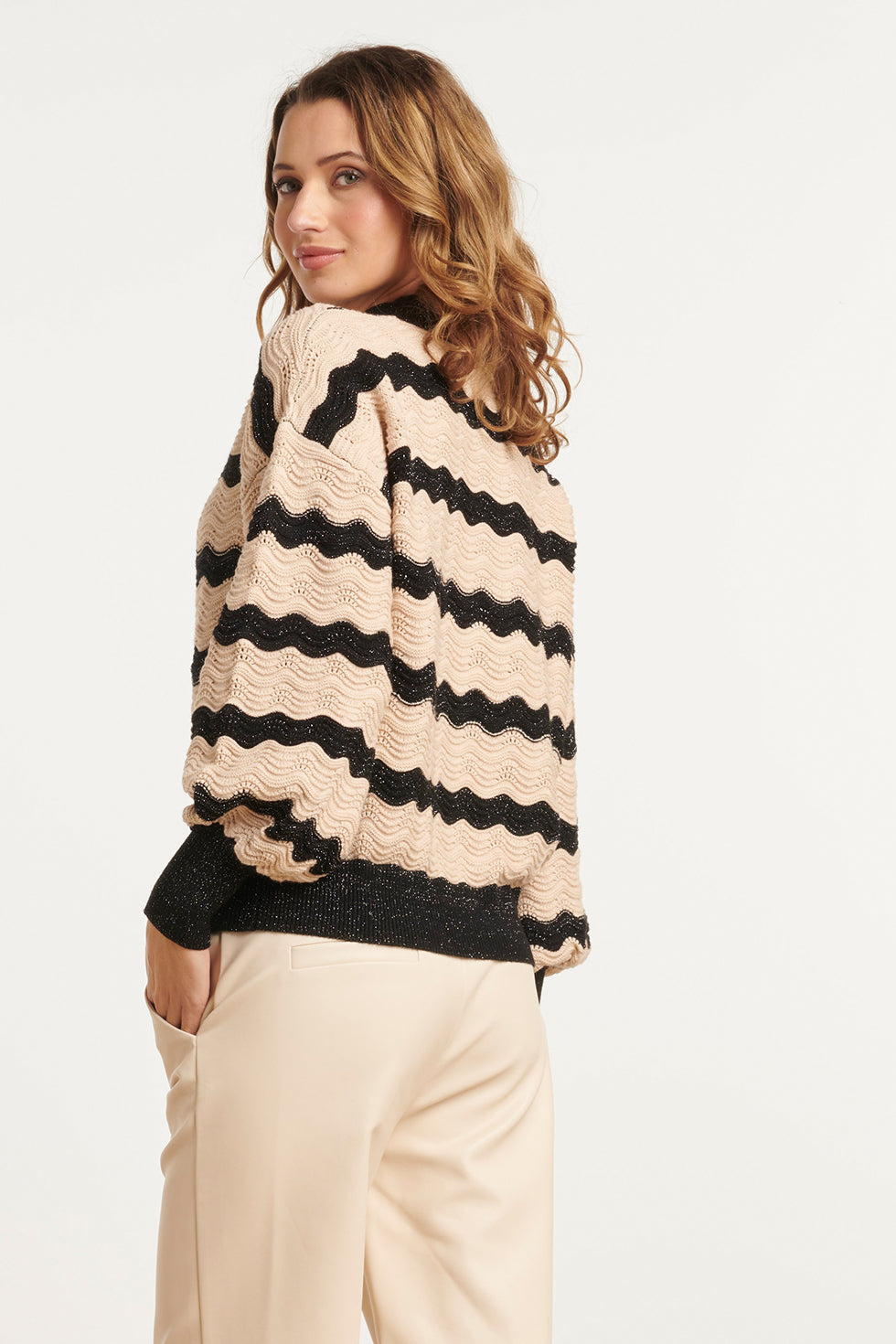 25737 – Gebreide Trui Met Golfstructuur | Black - Sand