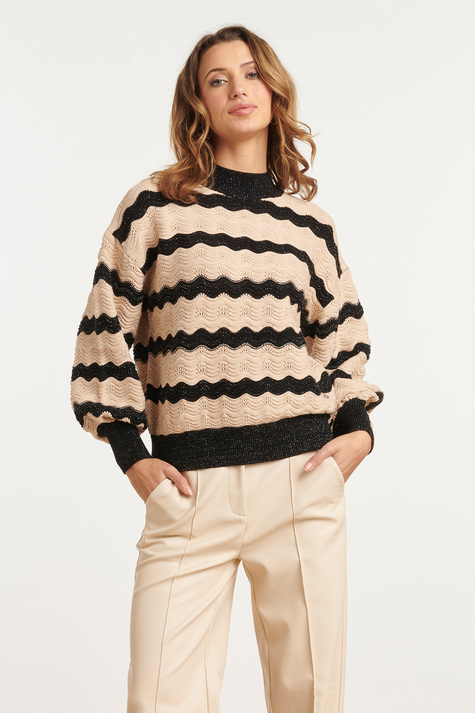 25737 – Gebreide Trui Met Golfstructuur | Black - Sand