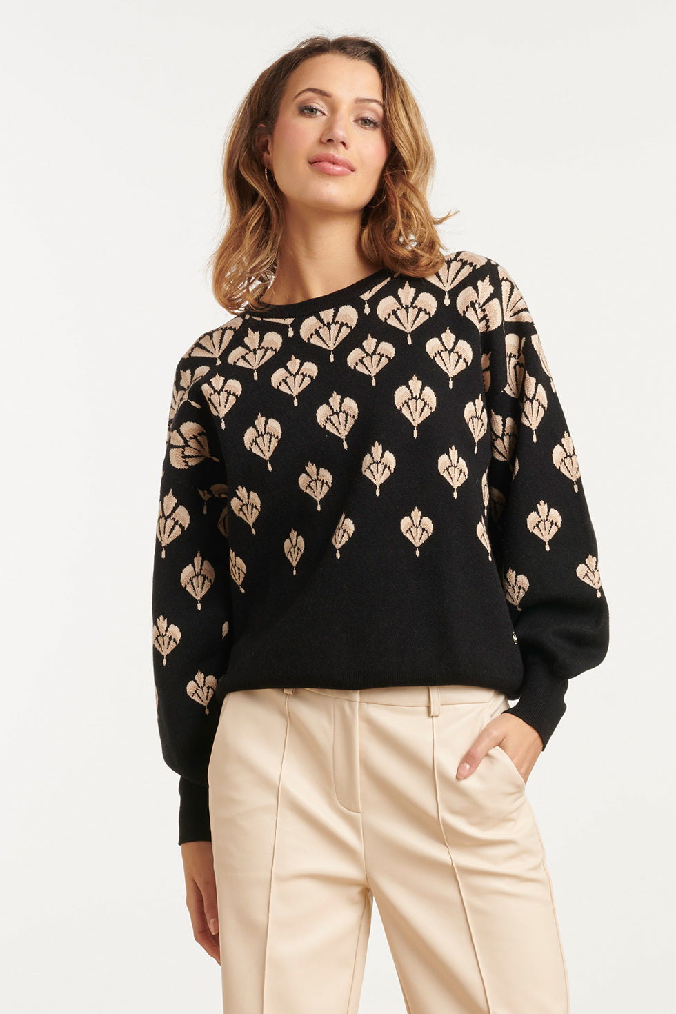 25739 – Gebreide Top Met Art-Deco Motief | Black - Sand