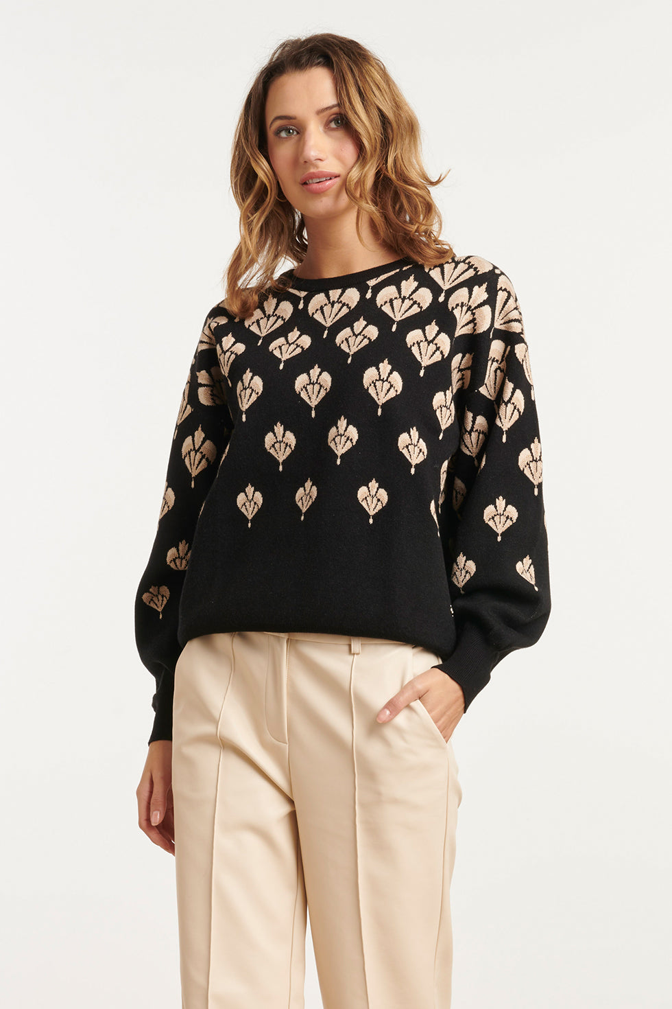 25739 – Gebreide Top Met Art-Deco Motief | Black - Sand