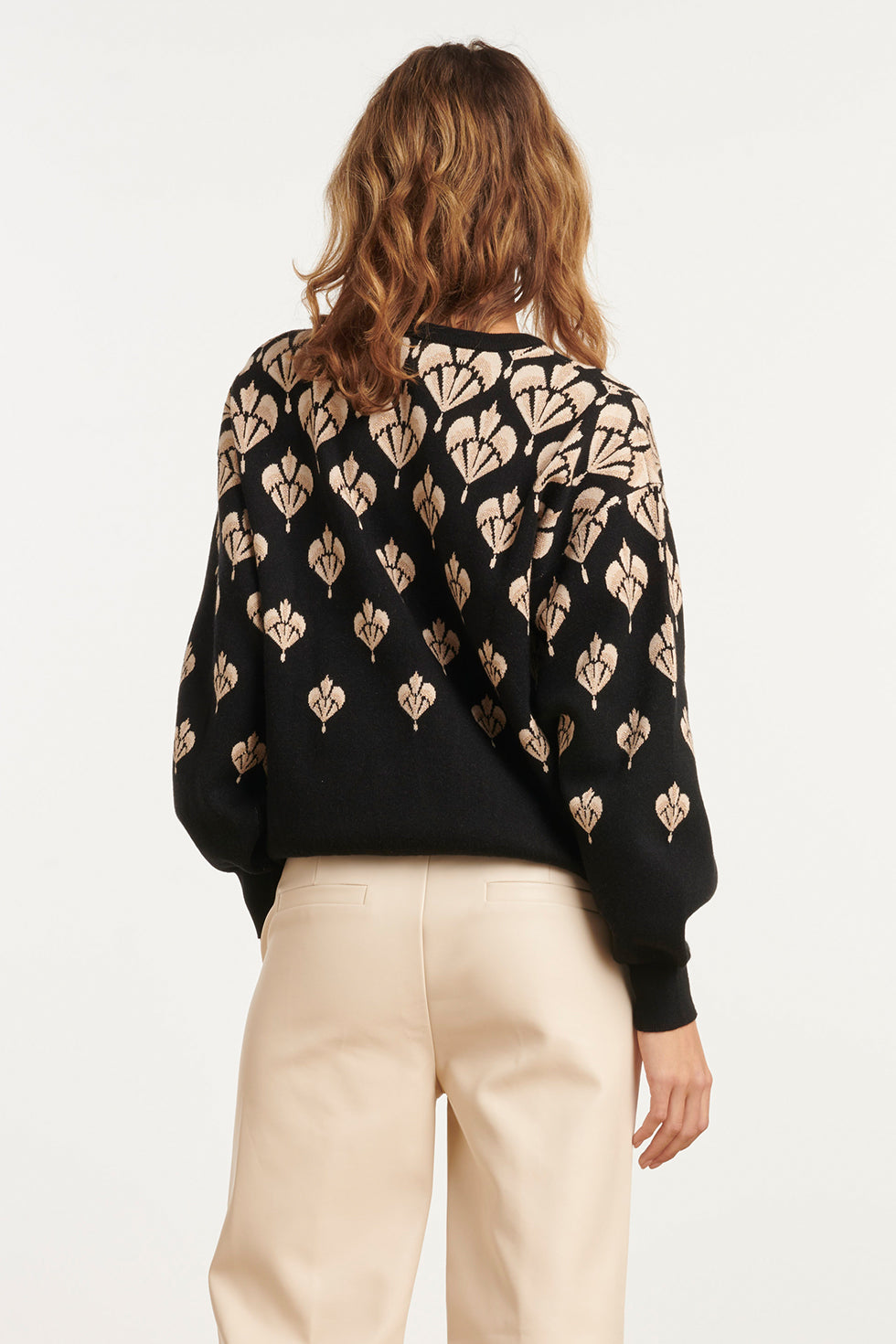 25739 – Smashed Lemon Gebreide top met art-deco motief | Black - Sand